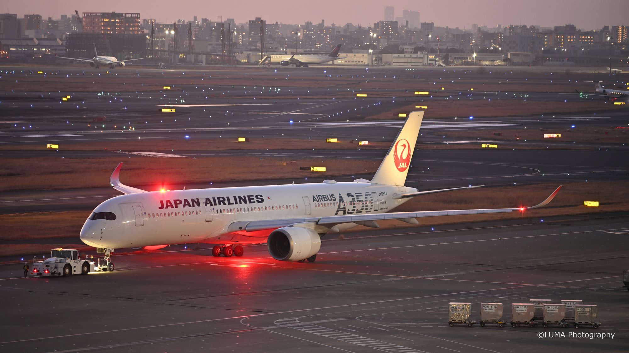 夜のプッシュバック / 羽田空港で撮影した航空写真。Night Pushback (Nikon Z6III / LUMA Frame)