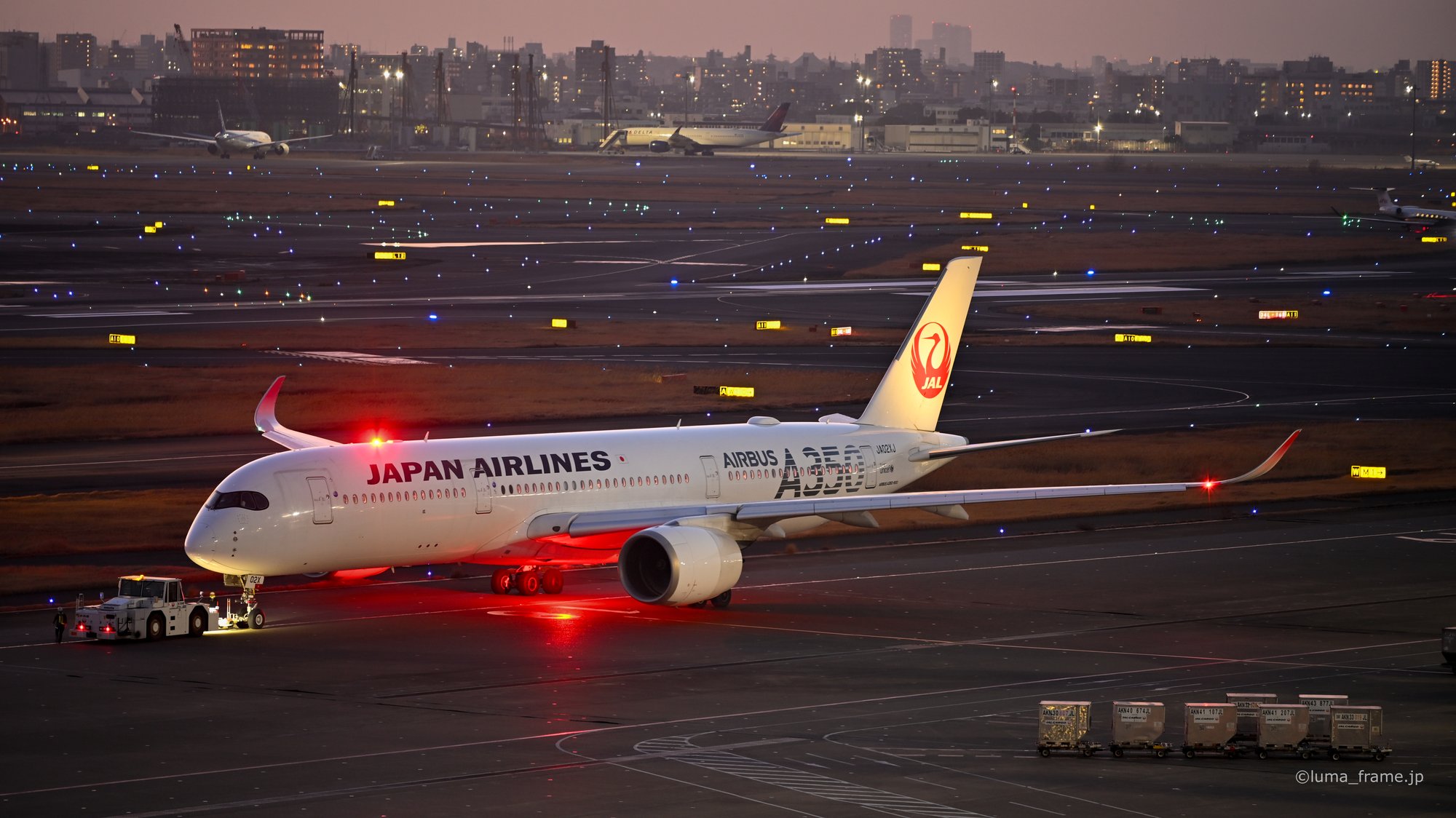 夜のA350 / 羽田空港で撮影した航空写真。A350 at Night (Nikon Z6III / LUMA Frame)