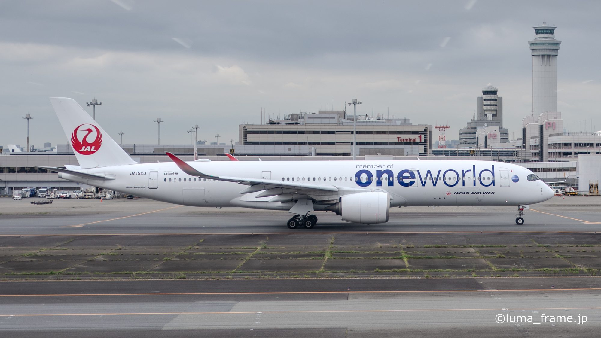 滑走路脇のJAL / 羽田空港で撮影した航空写真。JAL by the Runway (Nikon Z6III / LUMA Frame)
