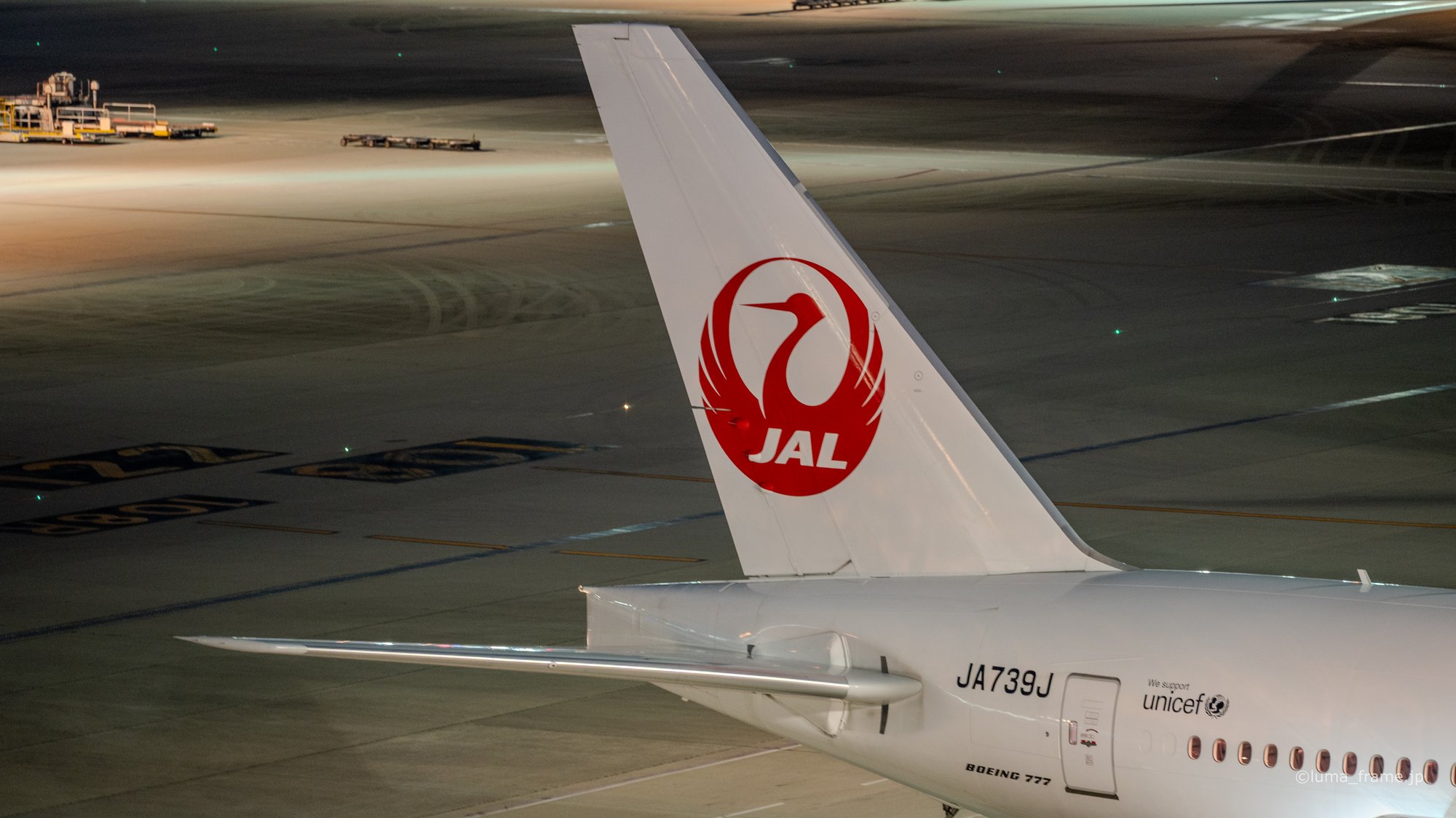 尾翼を仰ぐ / 羽田空港で撮影した航空写真。Looking Up at the Tail (Nikon Z6III / LUMA Frame)