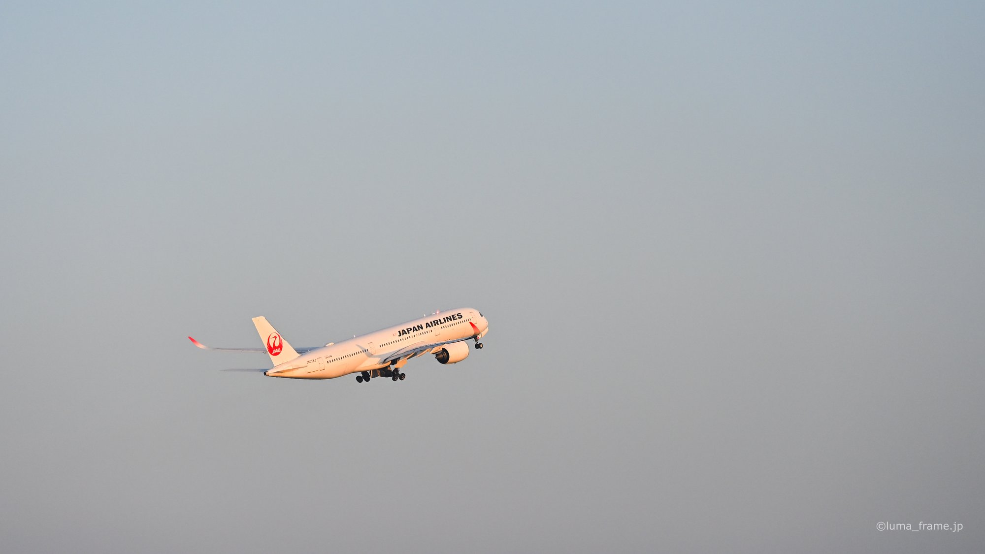 夕暮れの離陸 / 羽田空港で撮影した航空写真。Takeoff at Dusk (Nikon Z6III / LUMA Frame)