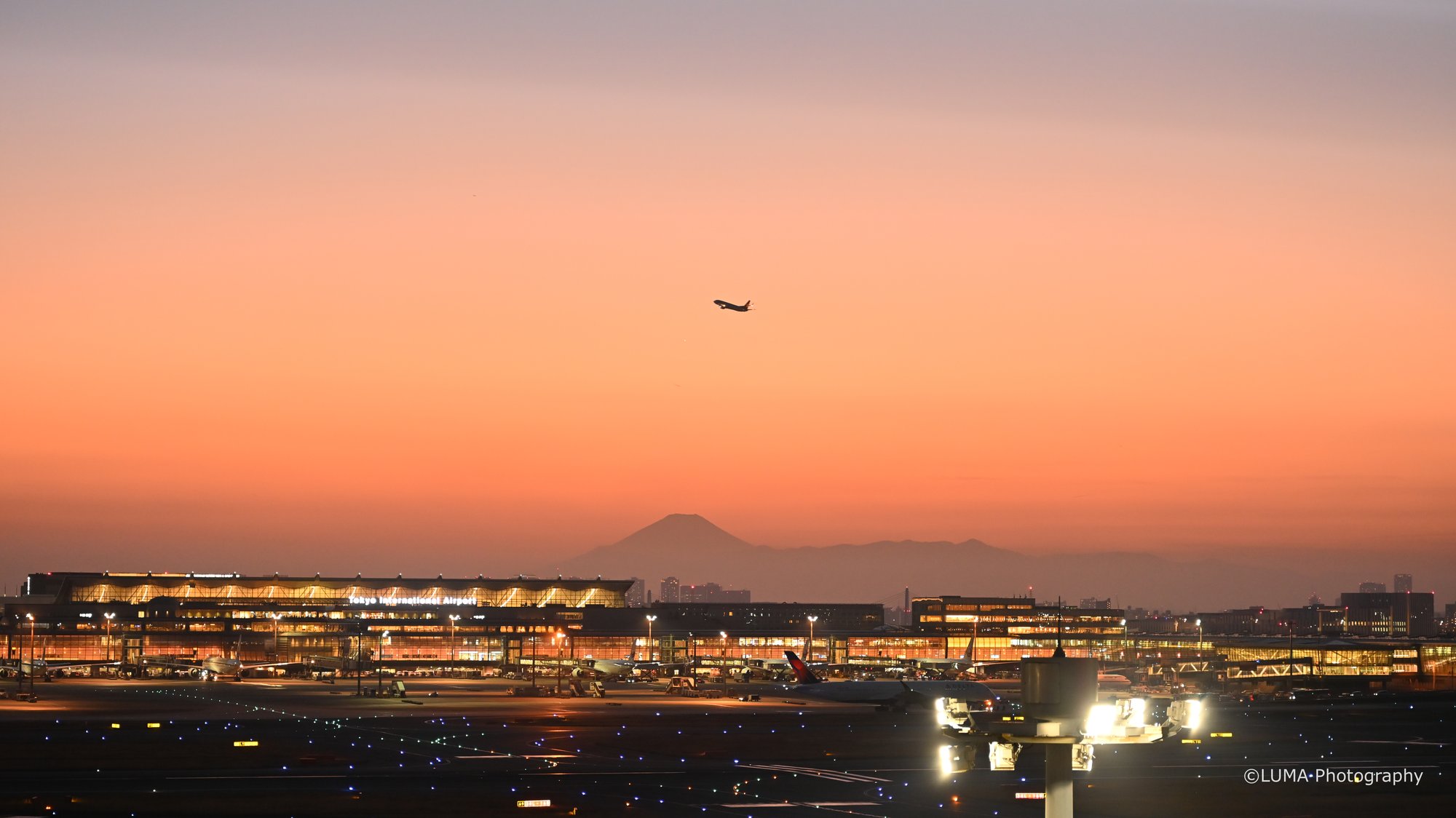 富士と飛行機 / 羽田空港で撮影した風景写真。Fuji & Flight (Nikon Z6III / LUMA Frame)