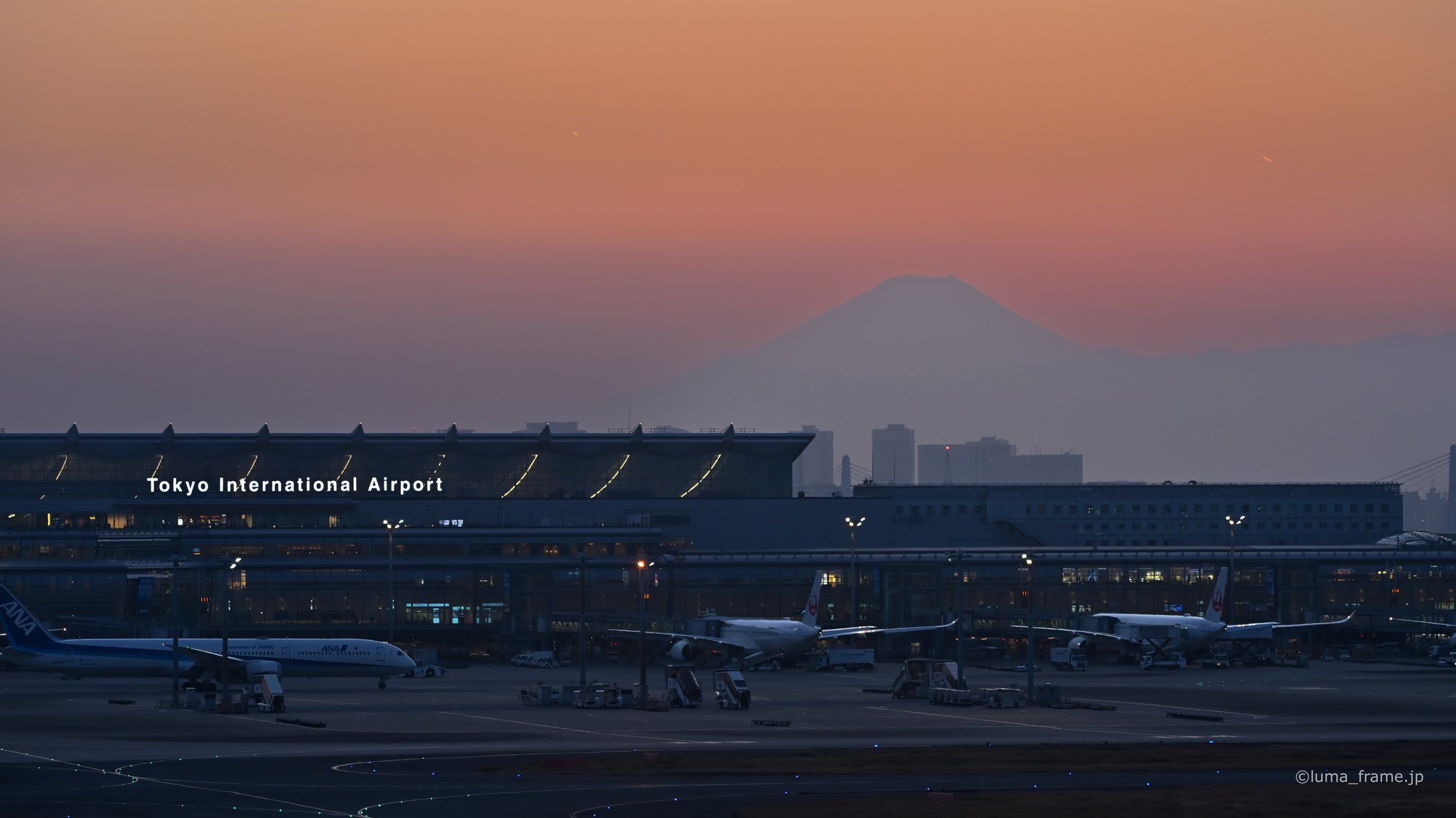 ブルーアワーの富士 / 羽田空港で撮影した風景写真。Fuji at Blue Hour (Nikon Z6III / LUMA Frame)