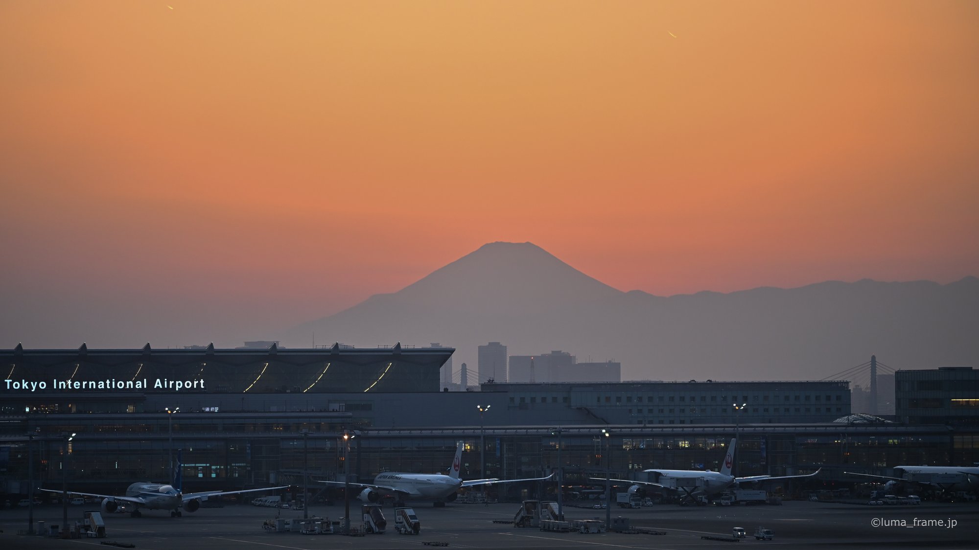 羽田空港のターミナルと夕暮れの富士山