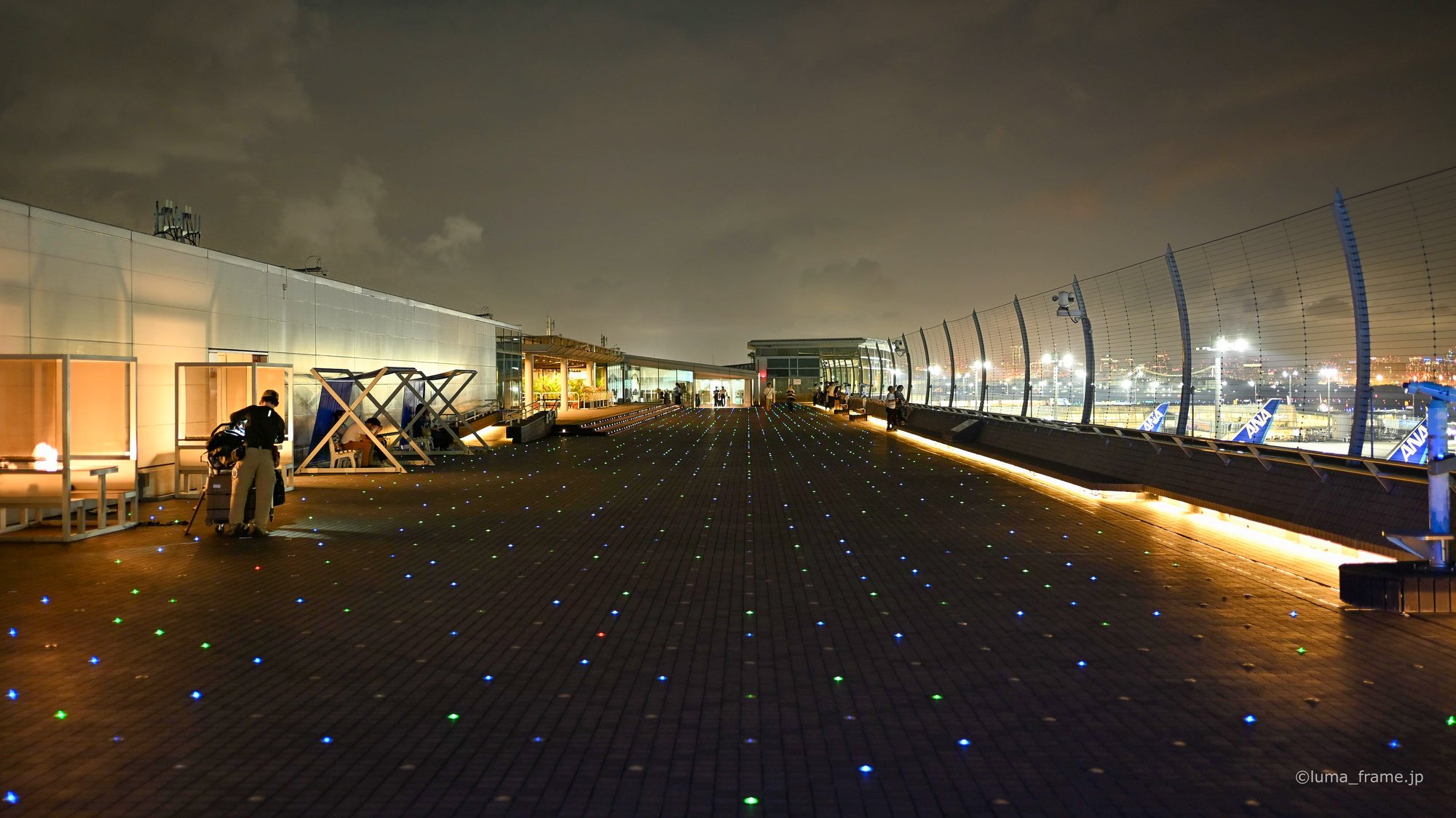 夜のデッキ / 羽田空港で撮影したスナップ。The Deck After Dark (Nikon Z6III / LUMA Frame)
