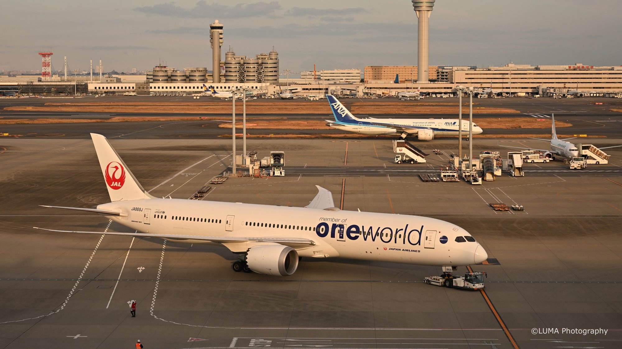 ワンワールドの夕景 / 羽田空港で撮影した航空写真。oneworld Golden Hour (Nikon Z6III / LUMA Frame)