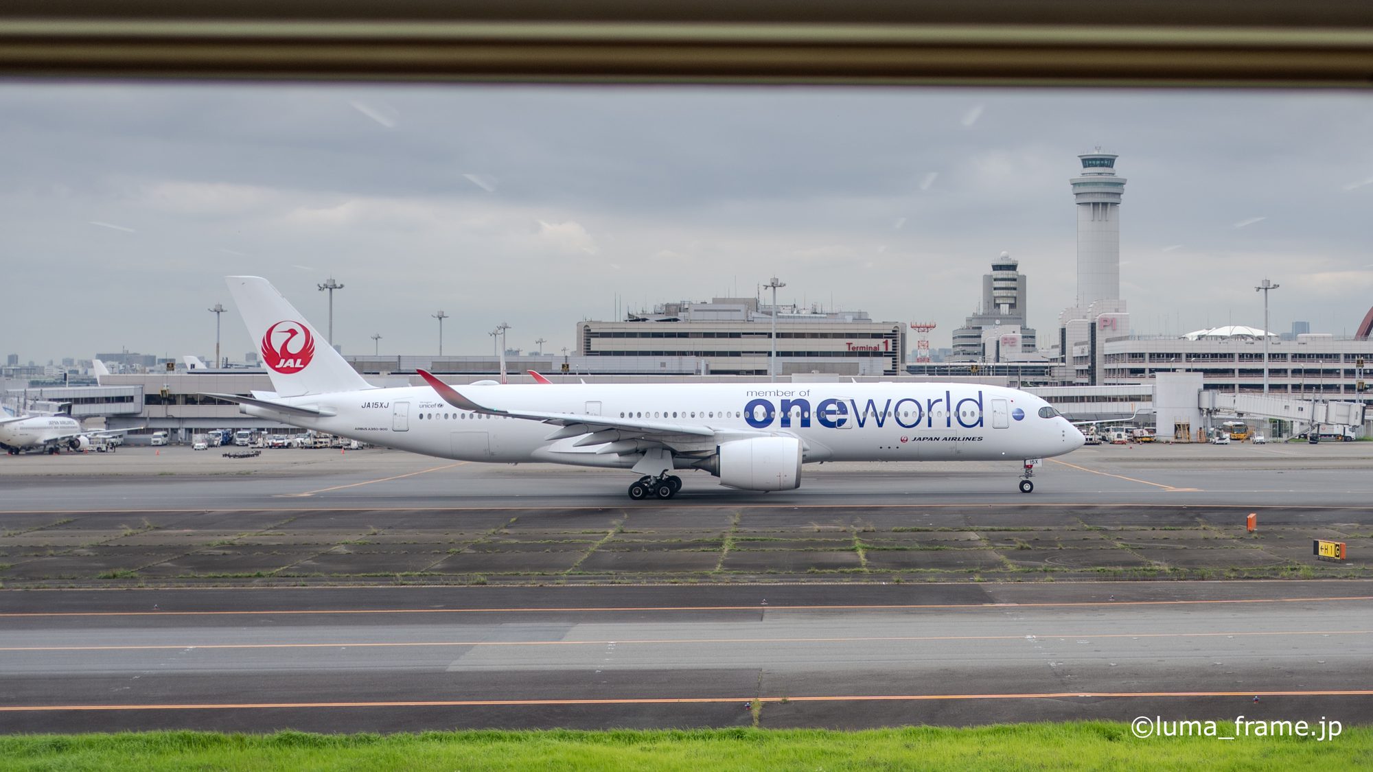 oneworld 駐機 / 羽田空港で撮影した航空写真。oneworld on the Apron (Nikon Z6III / LUMA Frame)