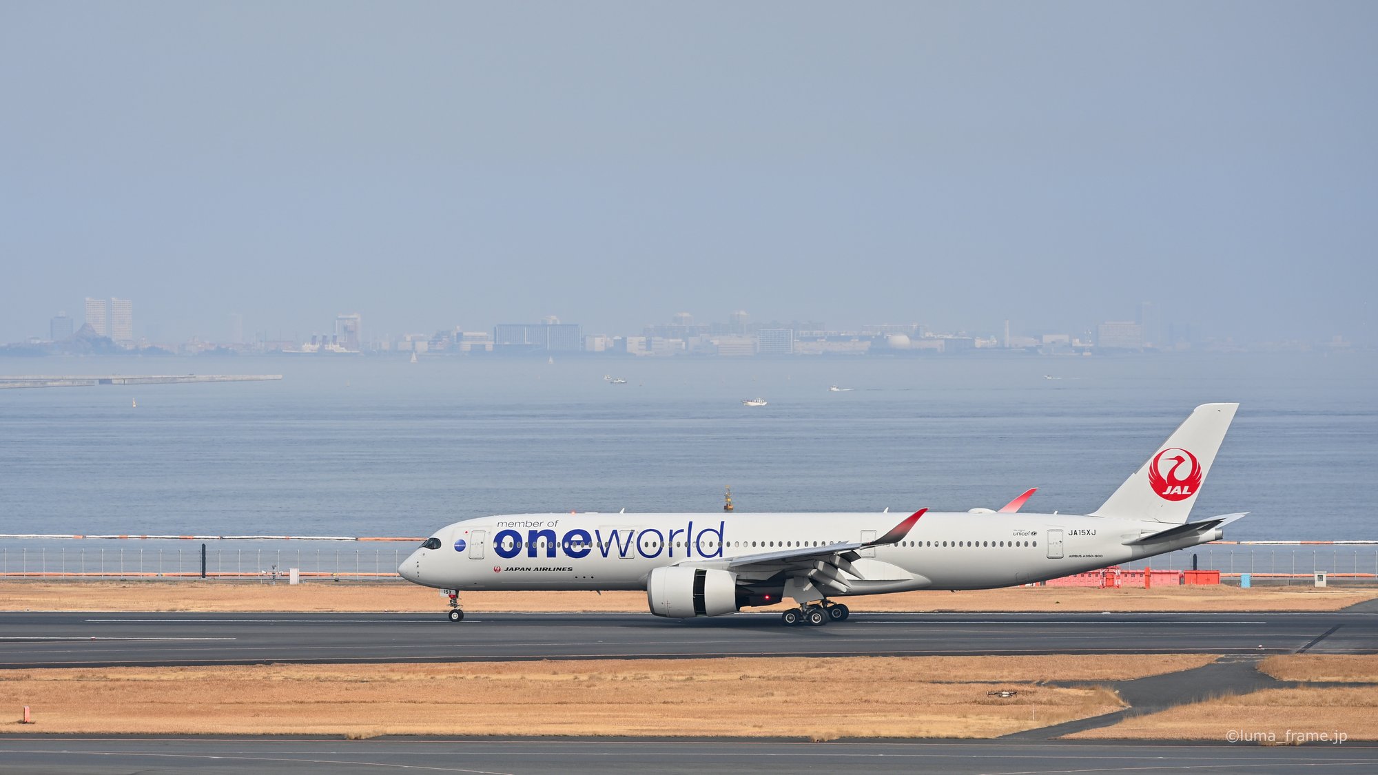 海を背にしたA350 / 羽田空港で撮影した航空写真。A350 Against the Bay (Nikon Z6III / LUMA Frame)