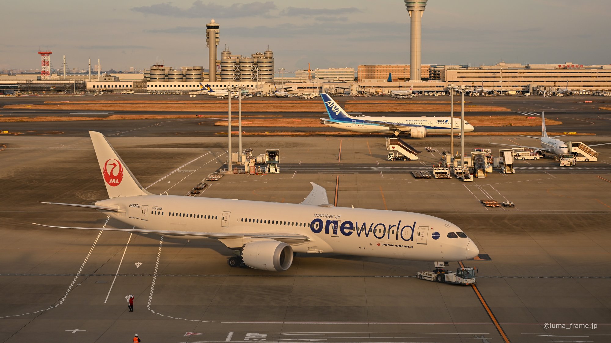 管制塔とワンワールド / 羽田空港で撮影した航空写真。oneworld and the Tower (Nikon Z6III / LUMA Frame)