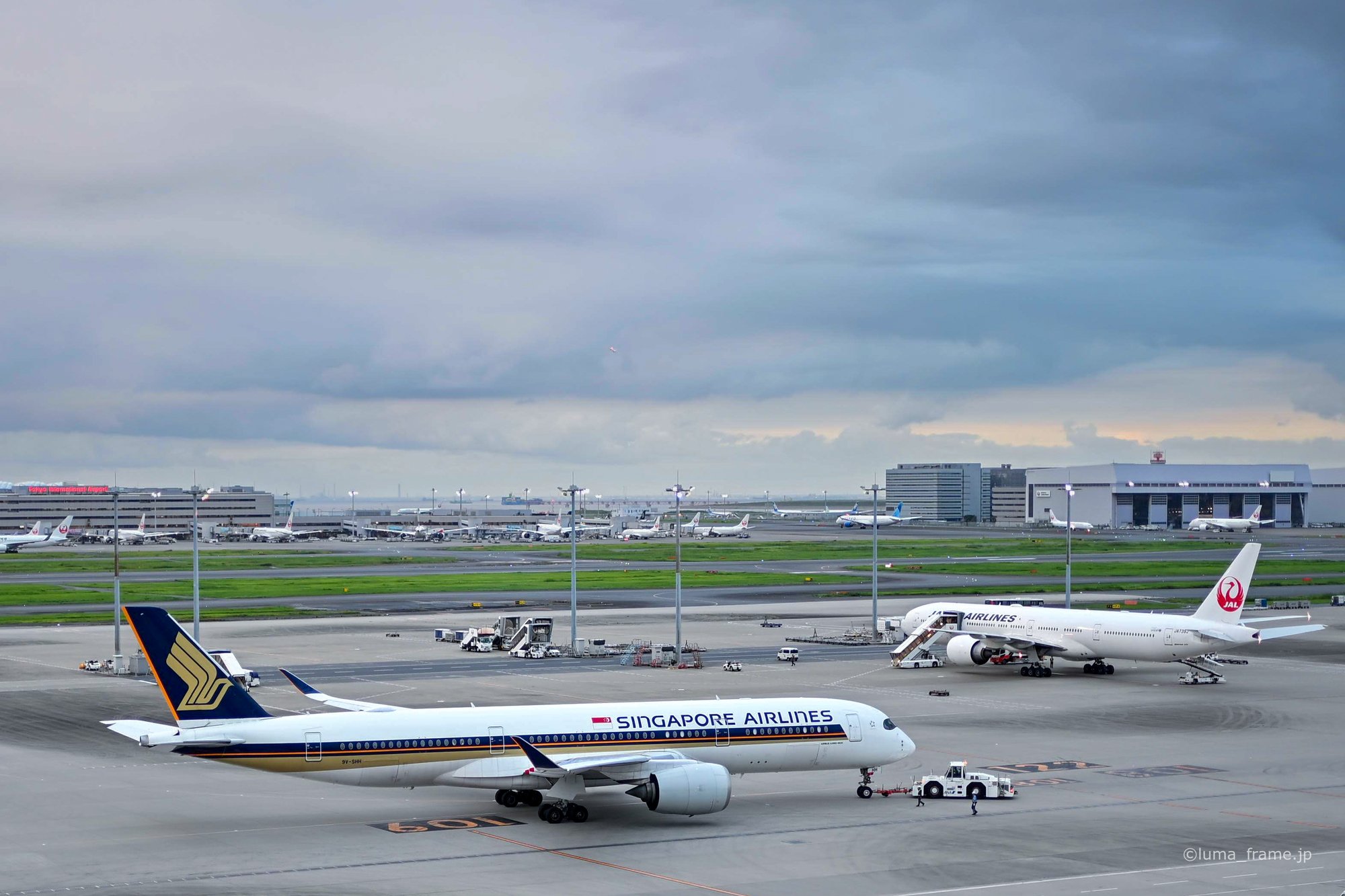 曇天のシンガポール航空 / 羽田空港で撮影した航空写真。Singapore Airlines Under Cloud (Nikon Z6III / LUMA Frame)