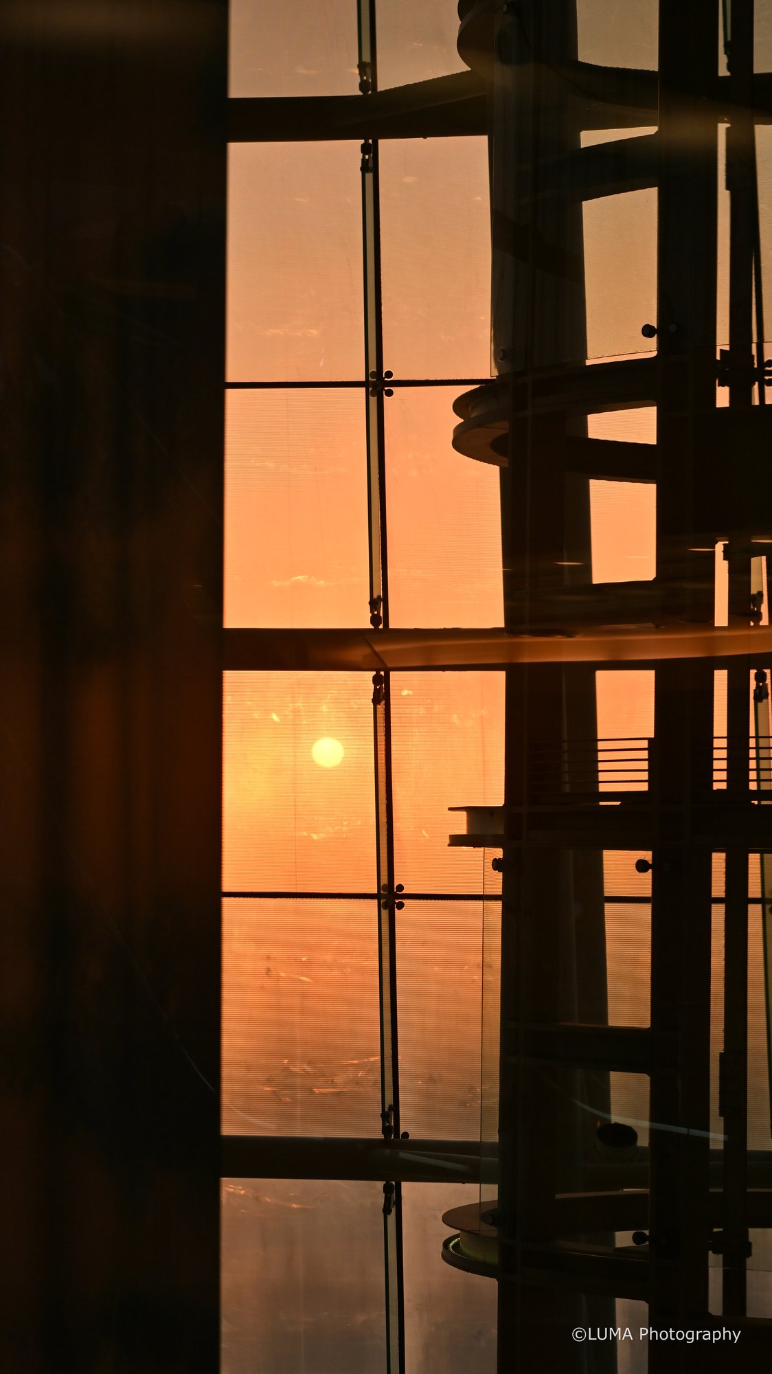 ガラスの向こうの夕陽 / 羽田空港で撮影した風景写真。Sunset Through Glass (Nikon Z6III / LUMA Frame)