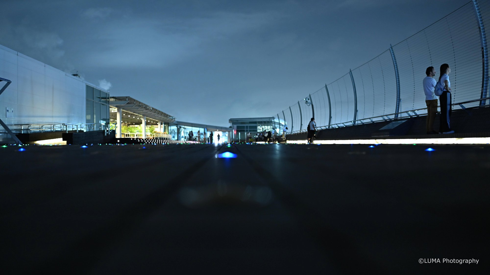 滑走路の星 / 羽田空港 第2ターミナルで撮影した風景写真。Stars on the Runway (Nikon Z6III / LUMA Frame)