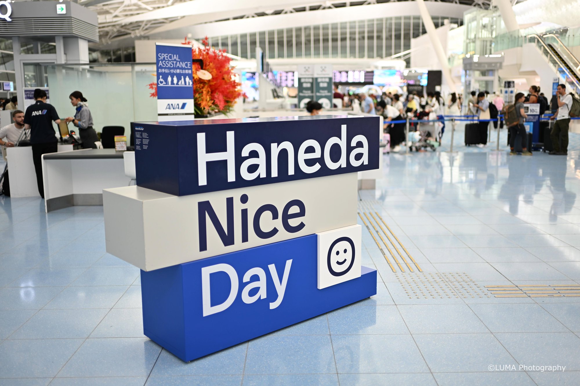 羽田の笑顔 / 羽田空港 第3ターミナルで撮影したスナップ。Smiles at Haneda (Nikon Z6III / LUMA Frame)