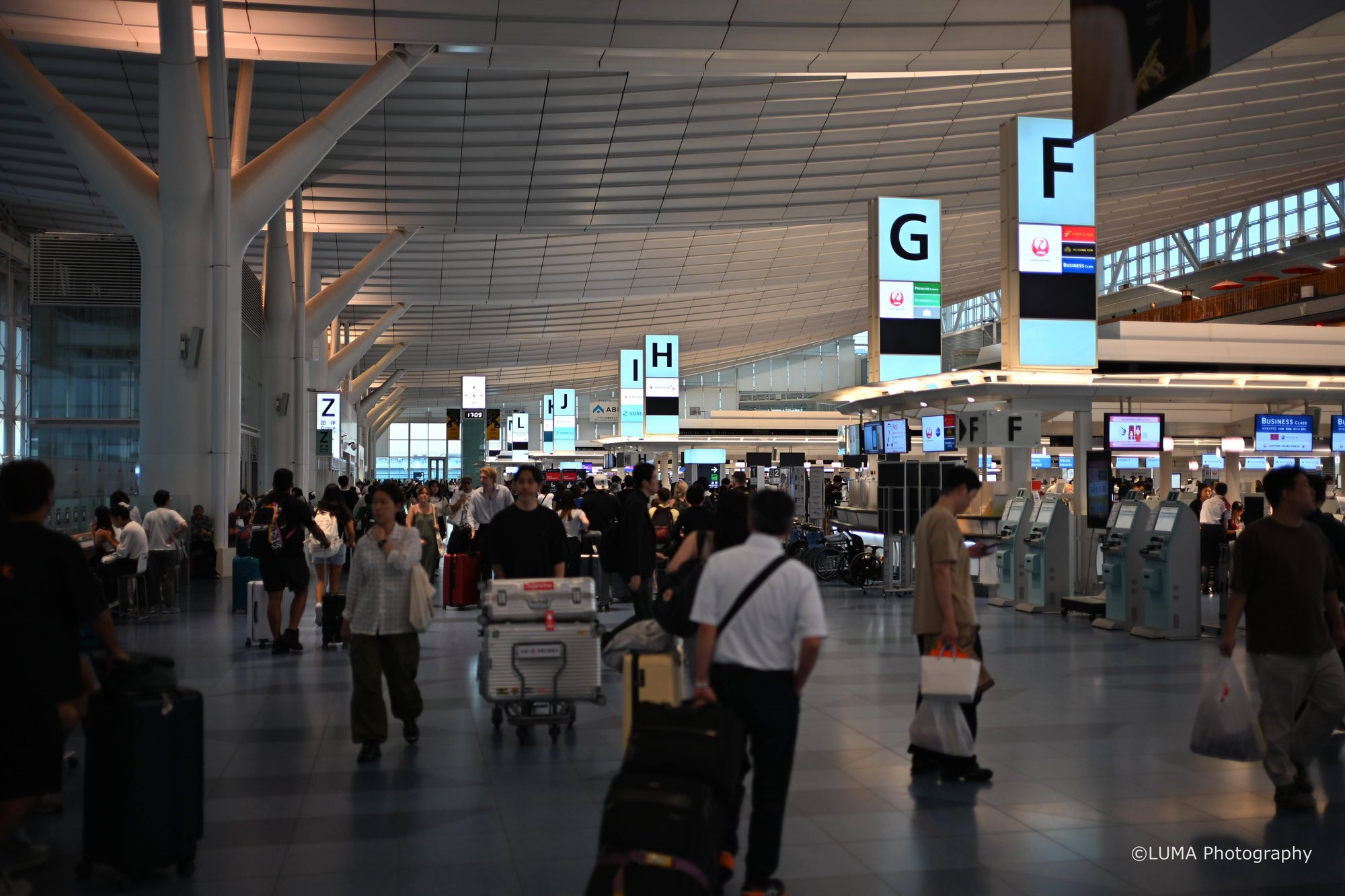 旅の始まり / 羽田空港 第3ターミナルで撮影したスナップ。Journey Begins (Nikon Z6III / LUMA Frame)