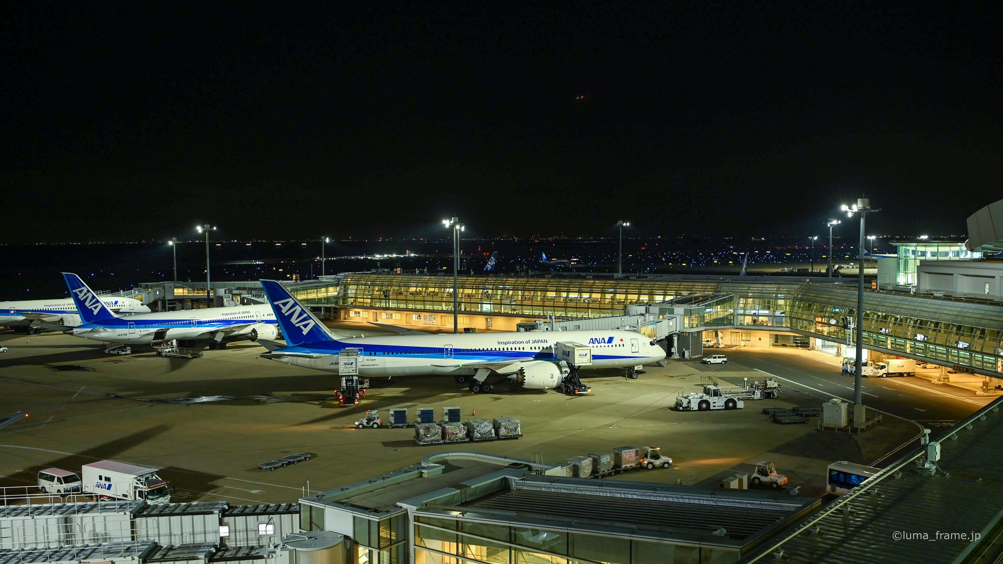 ターミナルとエプロン / 羽田空港で撮影した航空写真。Terminal and Apron (Nikon Z6III / LUMA Frame)