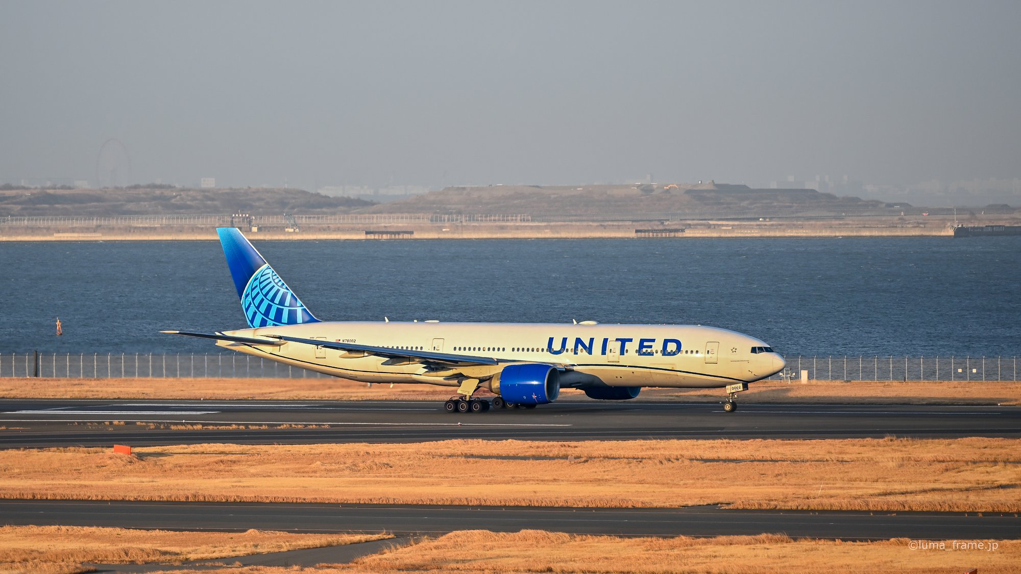 夕暮れのユナイテッド / 羽田空港で撮影した航空写真。United at Dusk (Nikon Z6III / LUMA Frame)
