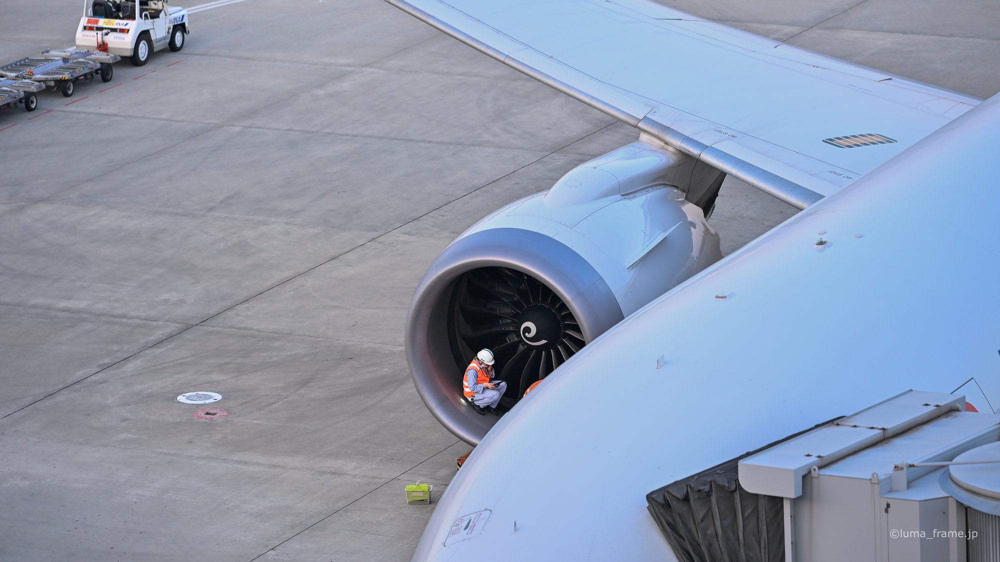 主翼とエンジン / 羽田空港で撮影した航空写真。Wing and Engine (Nikon Z6III / LUMA Frame)