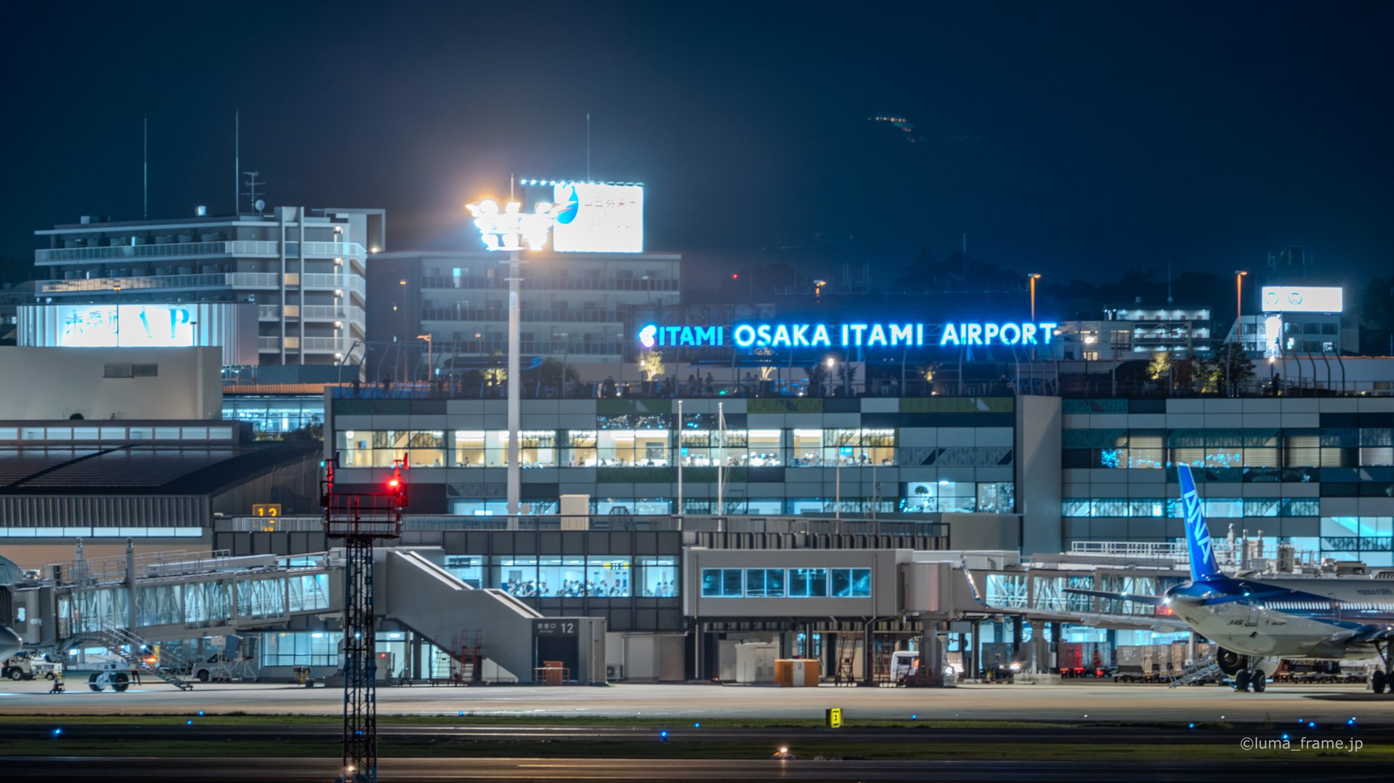ITAMI のサイン / 伊丹スカイパークで撮影した航空写真。The Itami Sign (Nikon Z6III / LUMA Frame)
