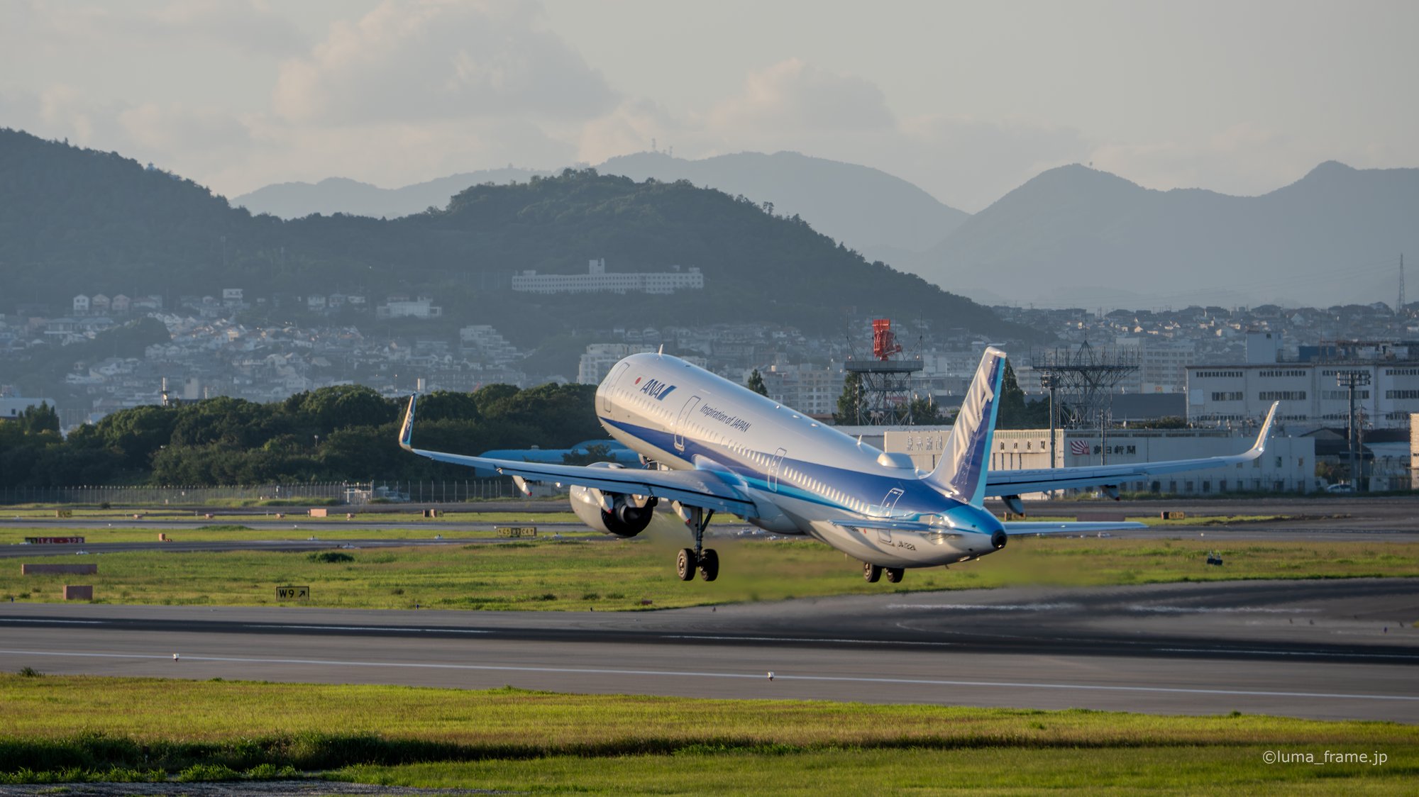 離陸の瞬間 / 伊丹スカイパークで撮影した航空写真。Rotation (Nikon Z6III / LUMA Frame)