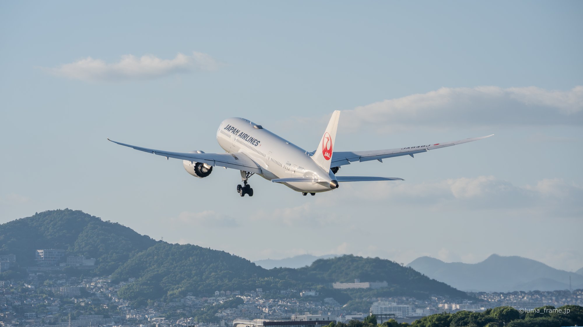 山の稜線へ / 伊丹スカイパークで撮影した航空写真。Toward the Ridgeline (Nikon Z6III / LUMA Frame)