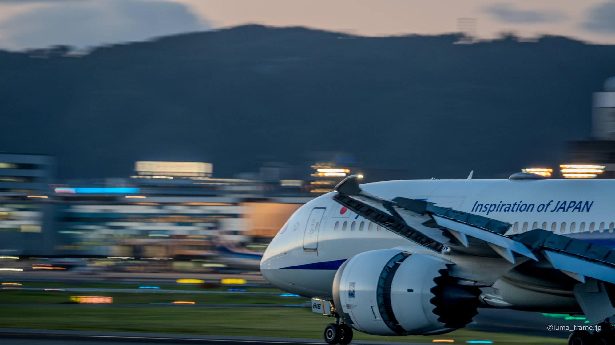 機首をかすめる / 伊丹スカイパークで撮影した航空写真。Nose Close-Up (Nikon Z6III / LUMA Frame)