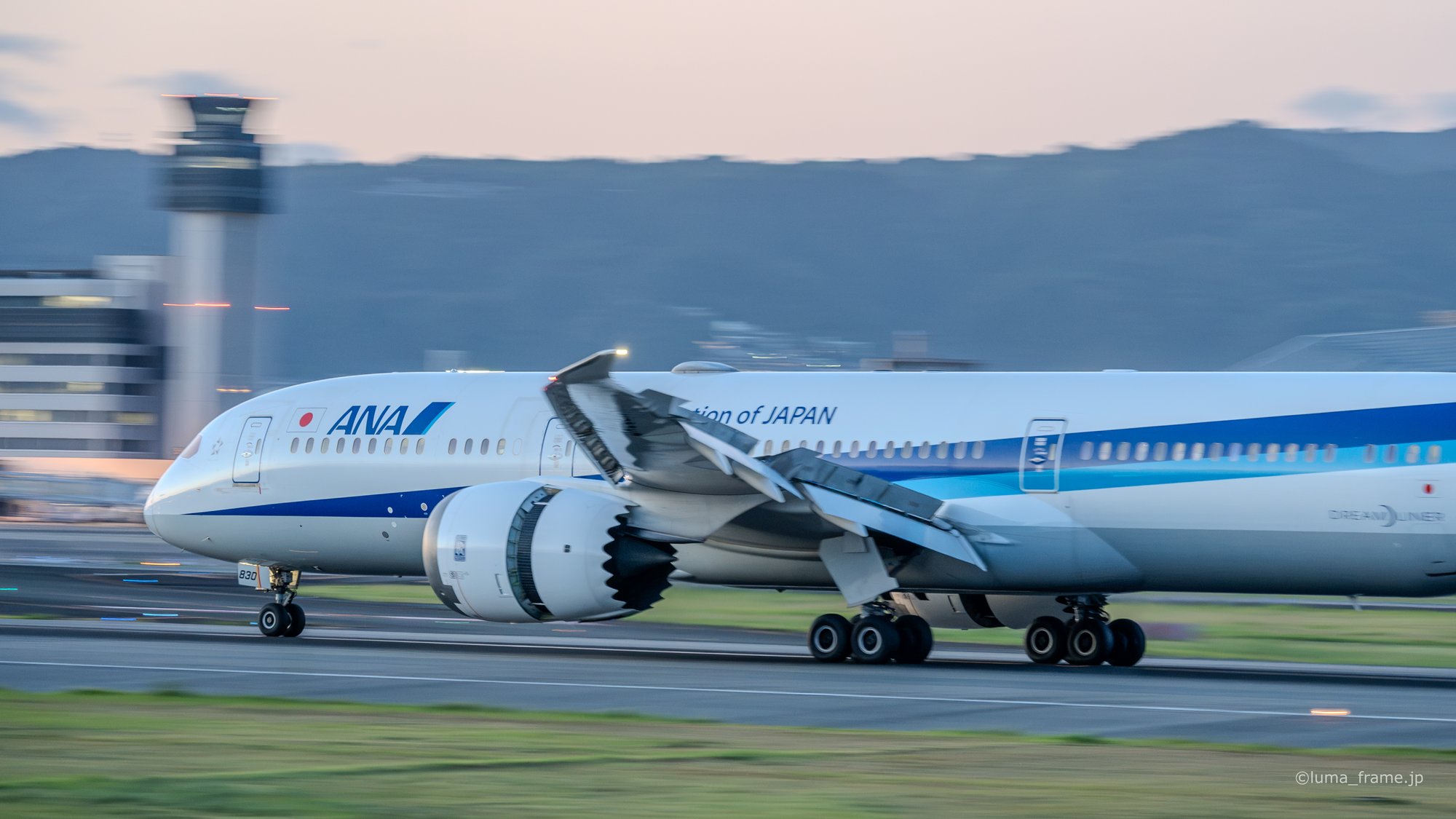 流れる787 / 伊丹スカイパークで撮影した航空写真。Panning the 787 (Nikon Z6III / LUMA Frame)