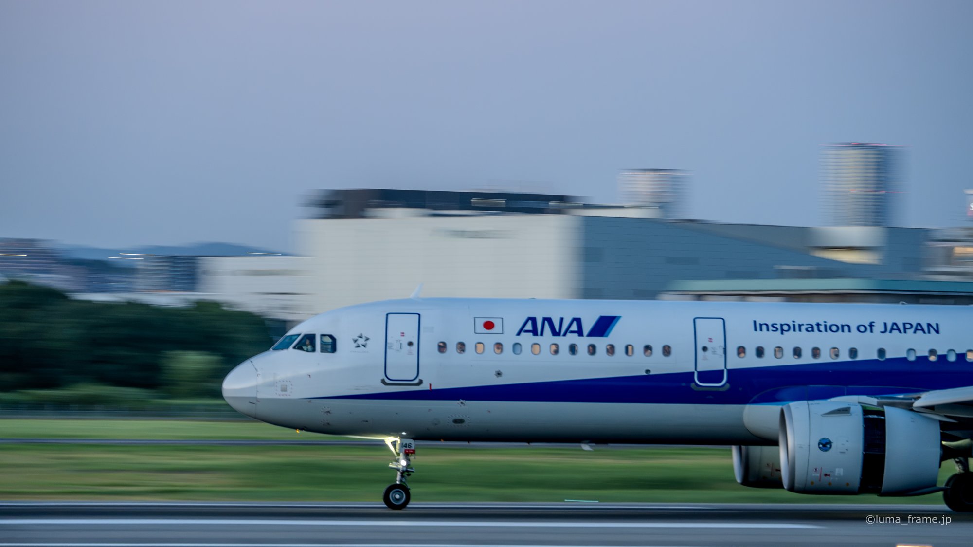薄暮の A320 / 伊丹スカイパークで撮影した航空写真。A320 at Twilight (Nikon Z6III / LUMA Frame)