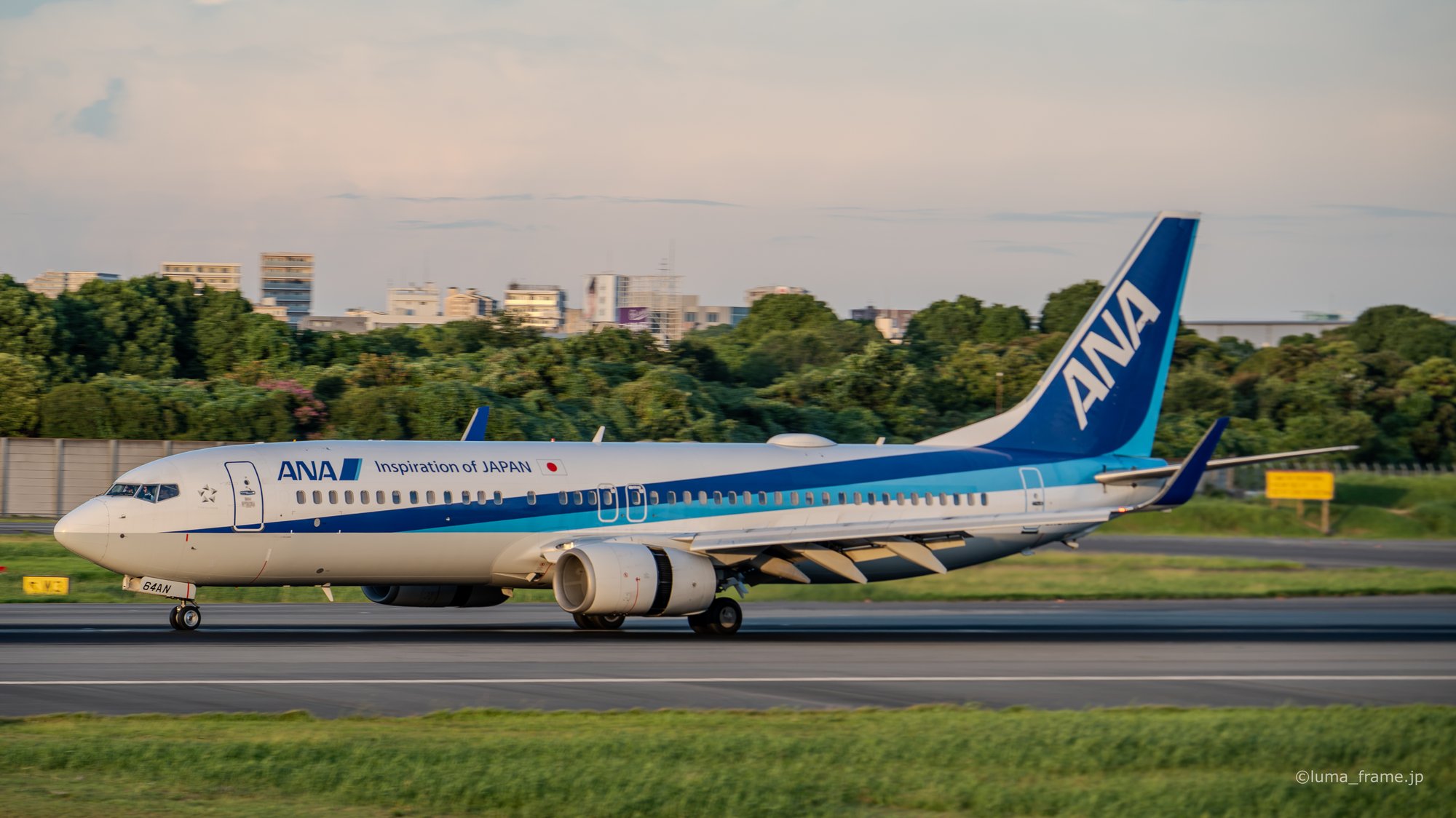 夕暮れのANA / 伊丹スカイパークで撮影した航空写真。ANA at Dusk (Nikon Z6III / LUMA Frame)