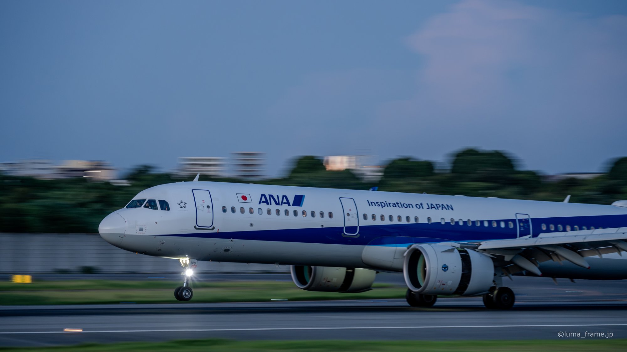 夕暮れの流し撮り / 伊丹スカイパークで撮影した航空写真。Panning at Dusk (Nikon Z6III / LUMA Frame)