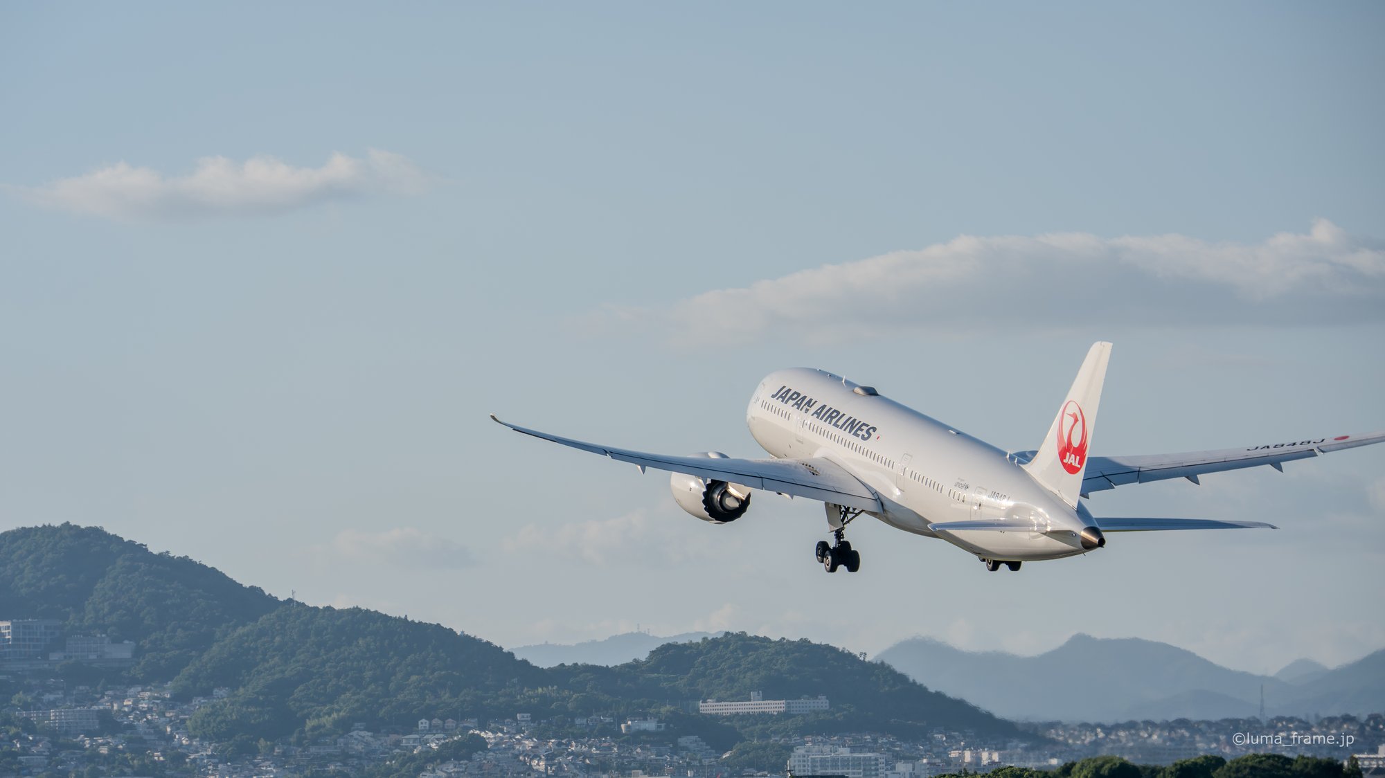 山越えの上昇 / 伊丹スカイパークで撮影した航空写真。Climb Over the Hills (Nikon Z6III / LUMA Frame)