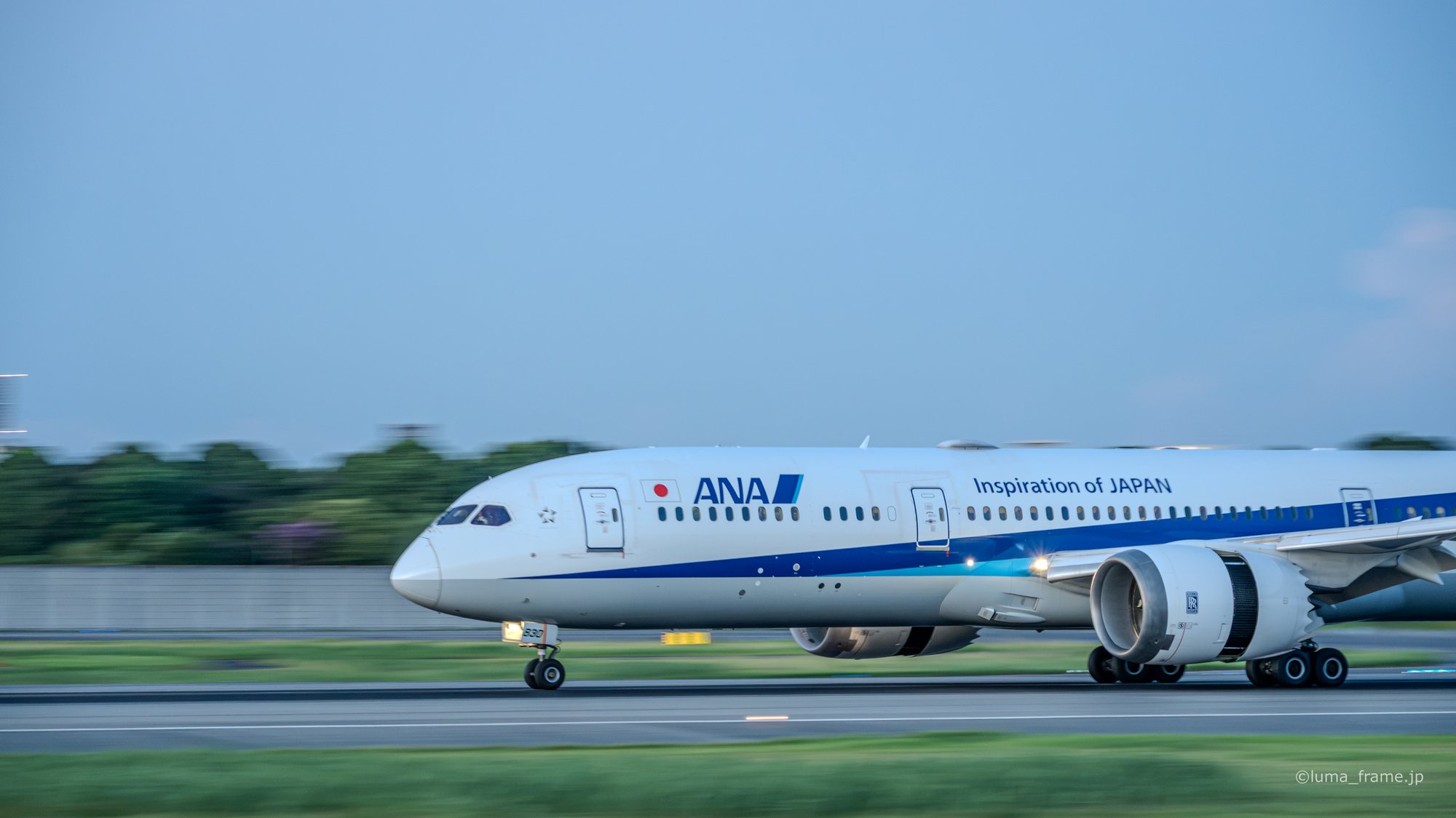 滑走路を駆ける / 伊丹スカイパークで撮影した航空写真。Down the Runway (Nikon Z6III / LUMA Frame)