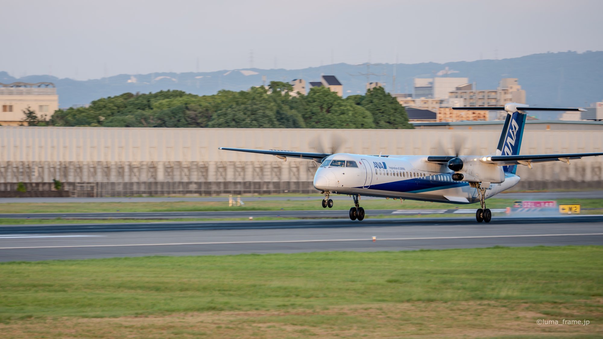 夕方のプロペラ機 / 伊丹スカイパークで撮影した航空写真。Turboprop in the Evening (Nikon Z6III / LUMA Frame)