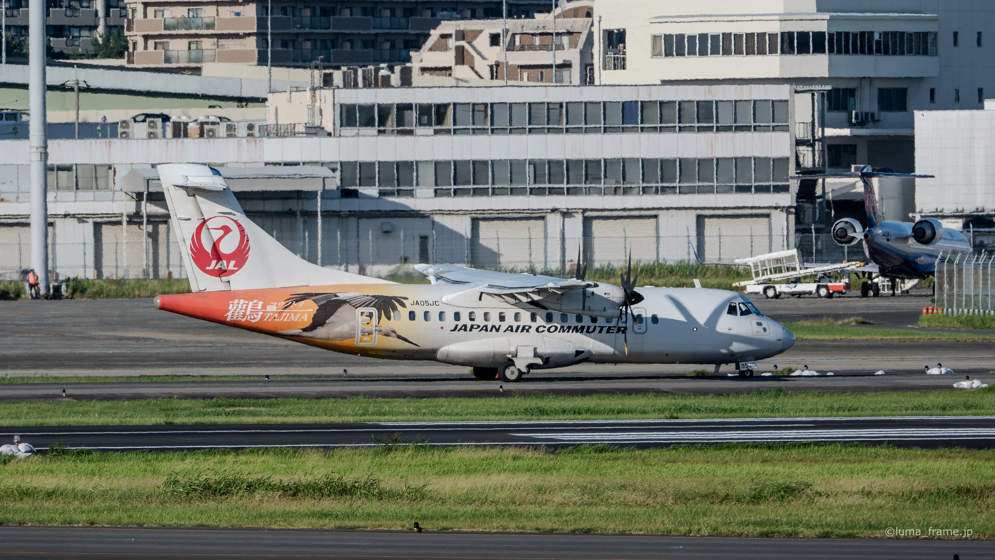 オレンジのプロペラ機 / 伊丹スカイパークで撮影した航空写真。Orange Turboprop (Nikon Z6III / LUMA Frame)