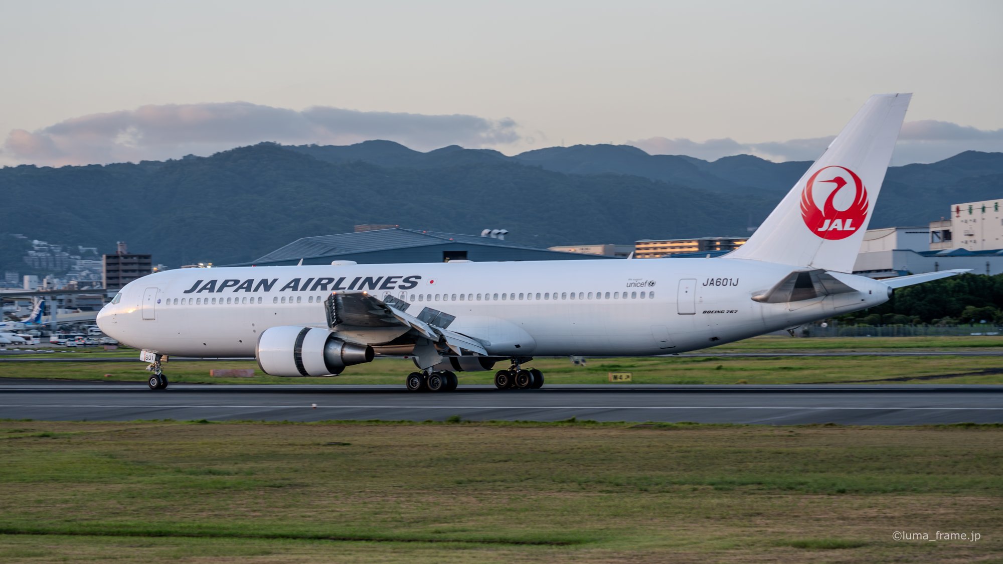 山際の夕景 / 伊丹スカイパークで撮影した航空写真。Dusk by the Mountains (Nikon Z6III / LUMA Frame)