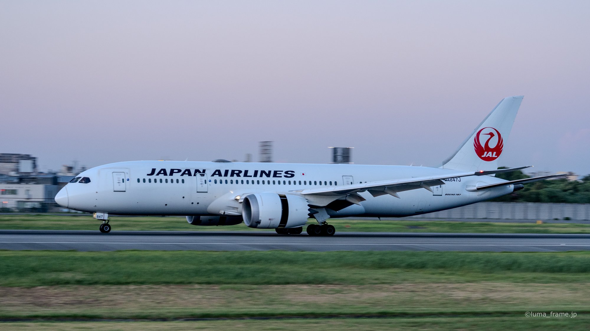 夕景のJAL / 伊丹スカイパークで撮影した航空写真。JAL at Dusk (Nikon Z6III / LUMA Frame)