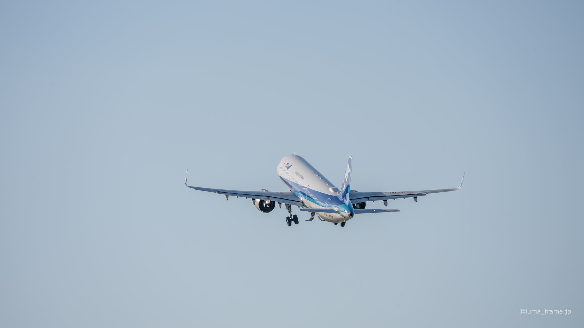 空へ / 伊丹スカイパークで撮影した航空写真。Into the Blue (Nikon Z6III / LUMA Frame)