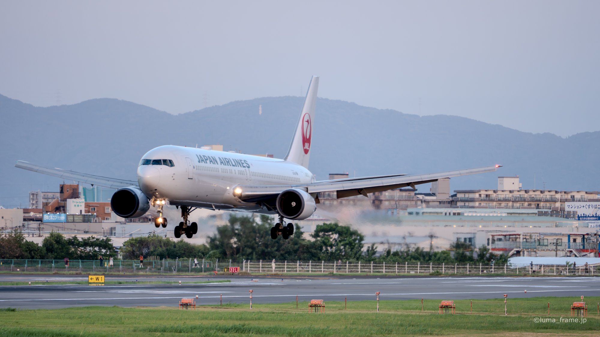 着陸灯 / 伊丹スカイパークで撮影した航空写真。Landing Lights (Nikon Z6III / LUMA Frame)