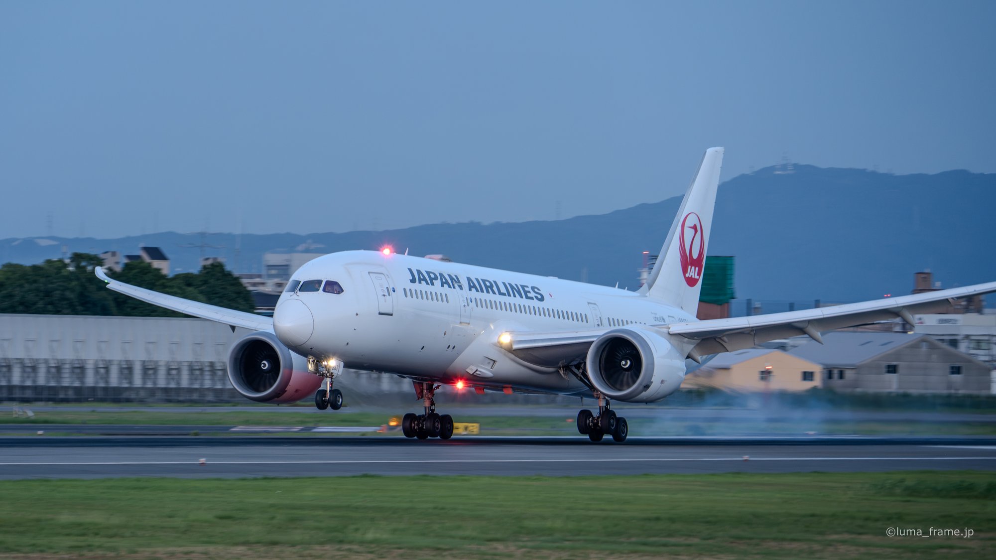 滑走路の灯 / 伊丹スカイパークで撮影した航空写真。Runway Lights (Nikon Z6III / LUMA Frame)