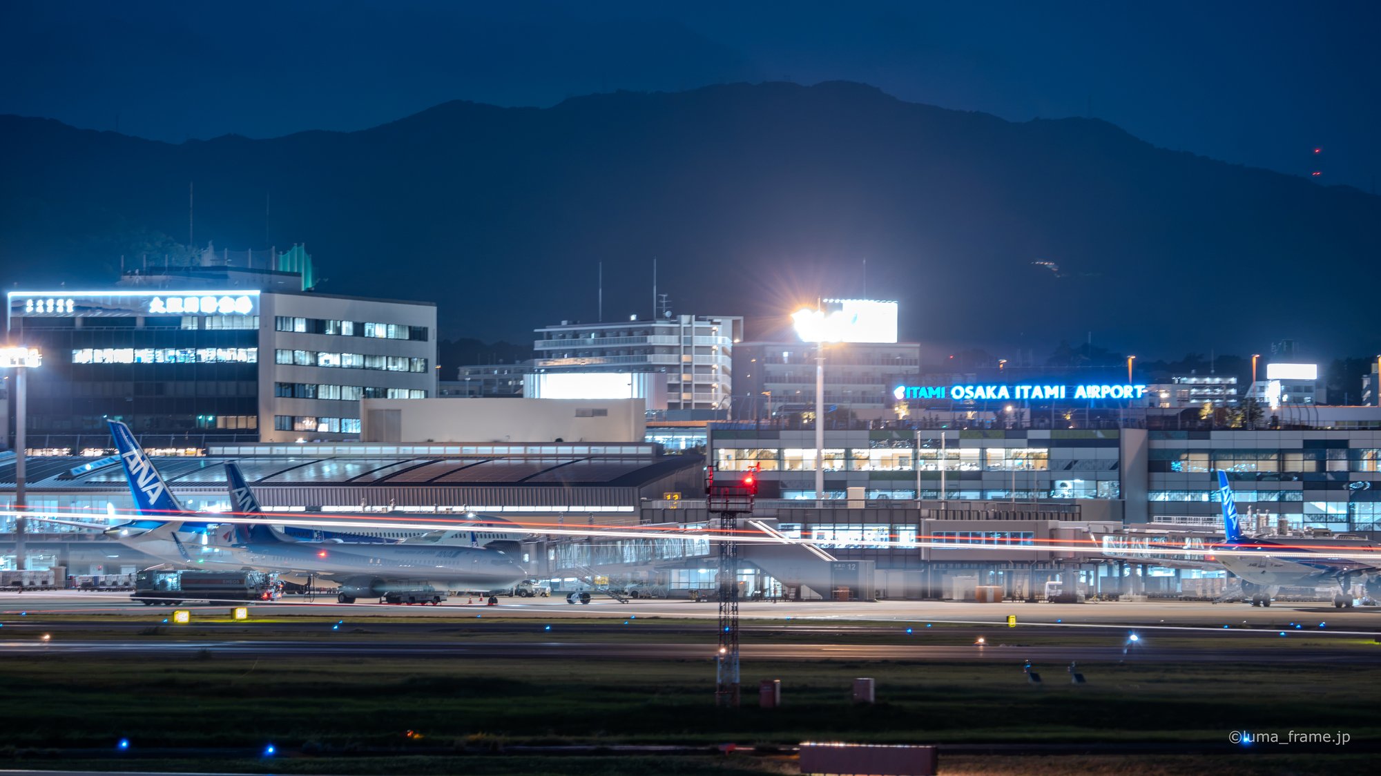 灯りのターミナル / 伊丹スカイパークで撮影した航空写真。Terminal Lights (Nikon Z6III / LUMA Frame)