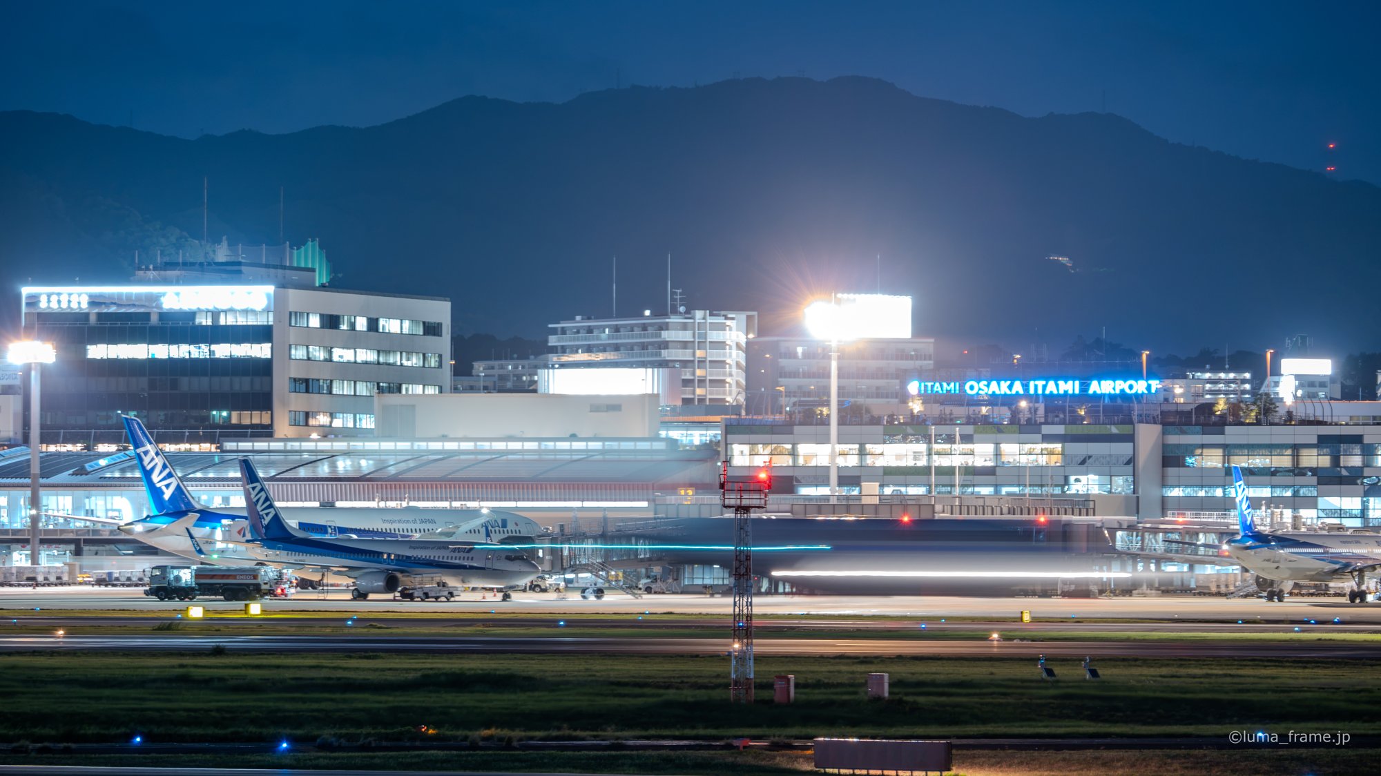 夜のターミナル遠景 / 伊丹スカイパークで撮影した航空写真。Terminal from Afar at Night (Nikon Z6III / LUMA Frame)