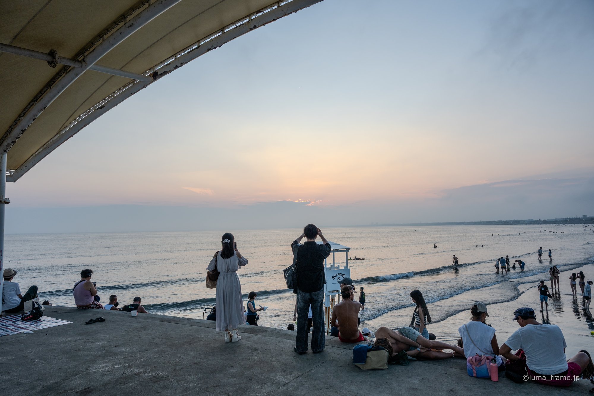 夕方の海辺 / 湘南・江ノ島で撮影したスナップ。The Beach at Evening (Nikon Z6III / LUMA Frame)