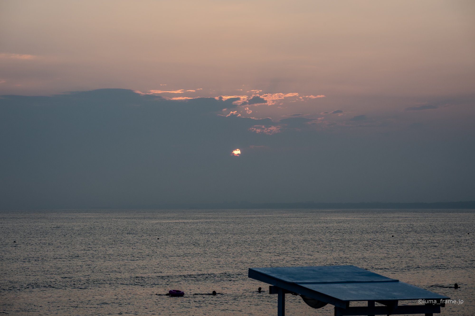 月の出 / 湘南・江ノ島で撮影した風景写真。Moonrise Over the Water (Nikon Z6III / LUMA Frame)