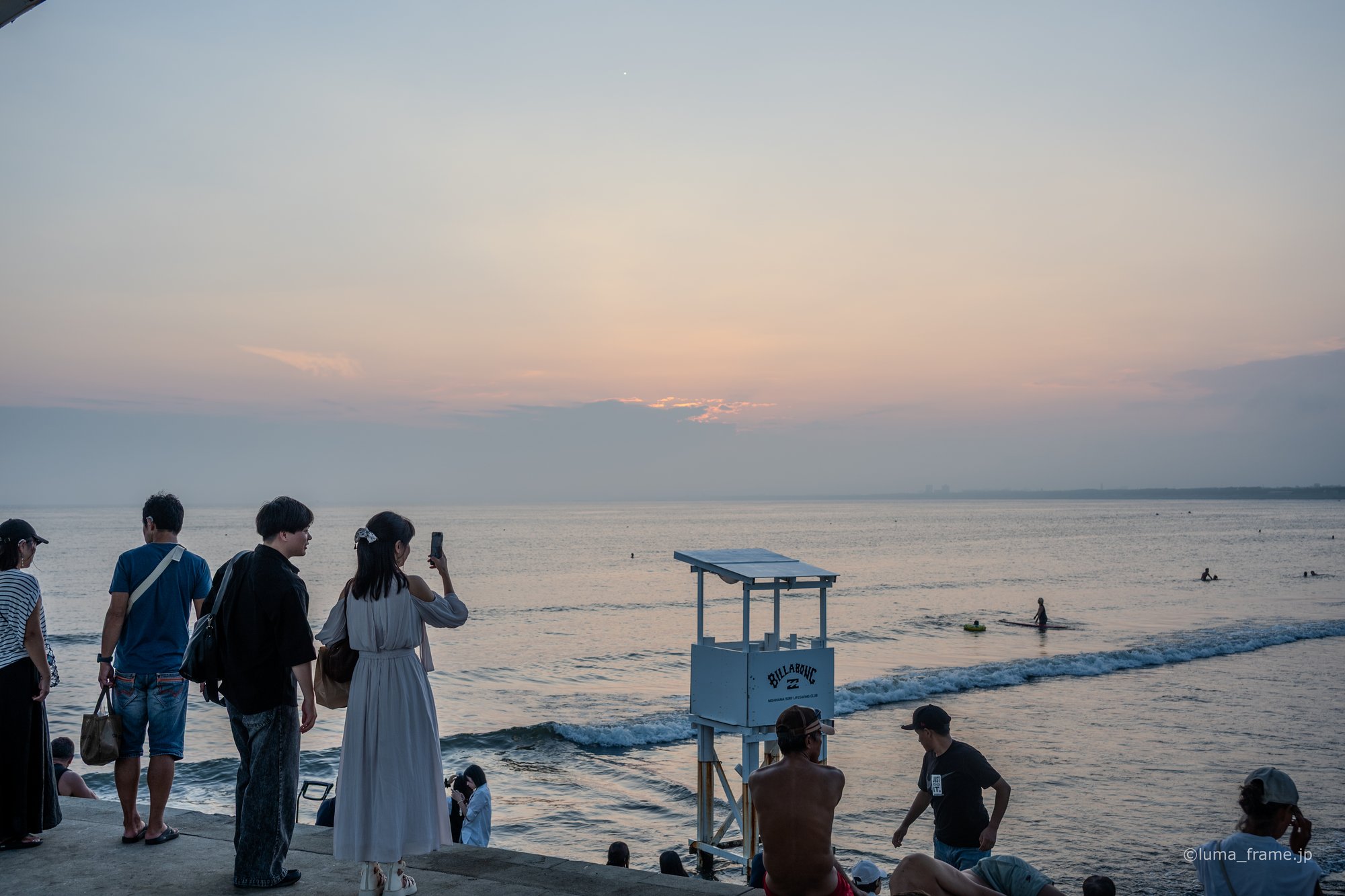 日暮れを待つ / 湘南・江ノ島で撮影したスナップ。Waiting for Sundown (Nikon Z6III / LUMA Frame)