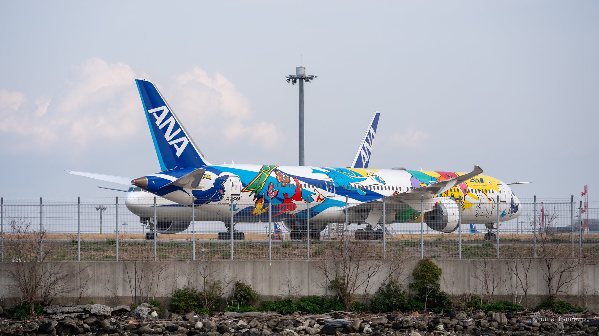 護岸越しのポケモンジェット / 京浜島つばさ公園で撮影した航空写真。Pokemon Jet Across the Seawall (Nikon Z6III / LUMA Frame)