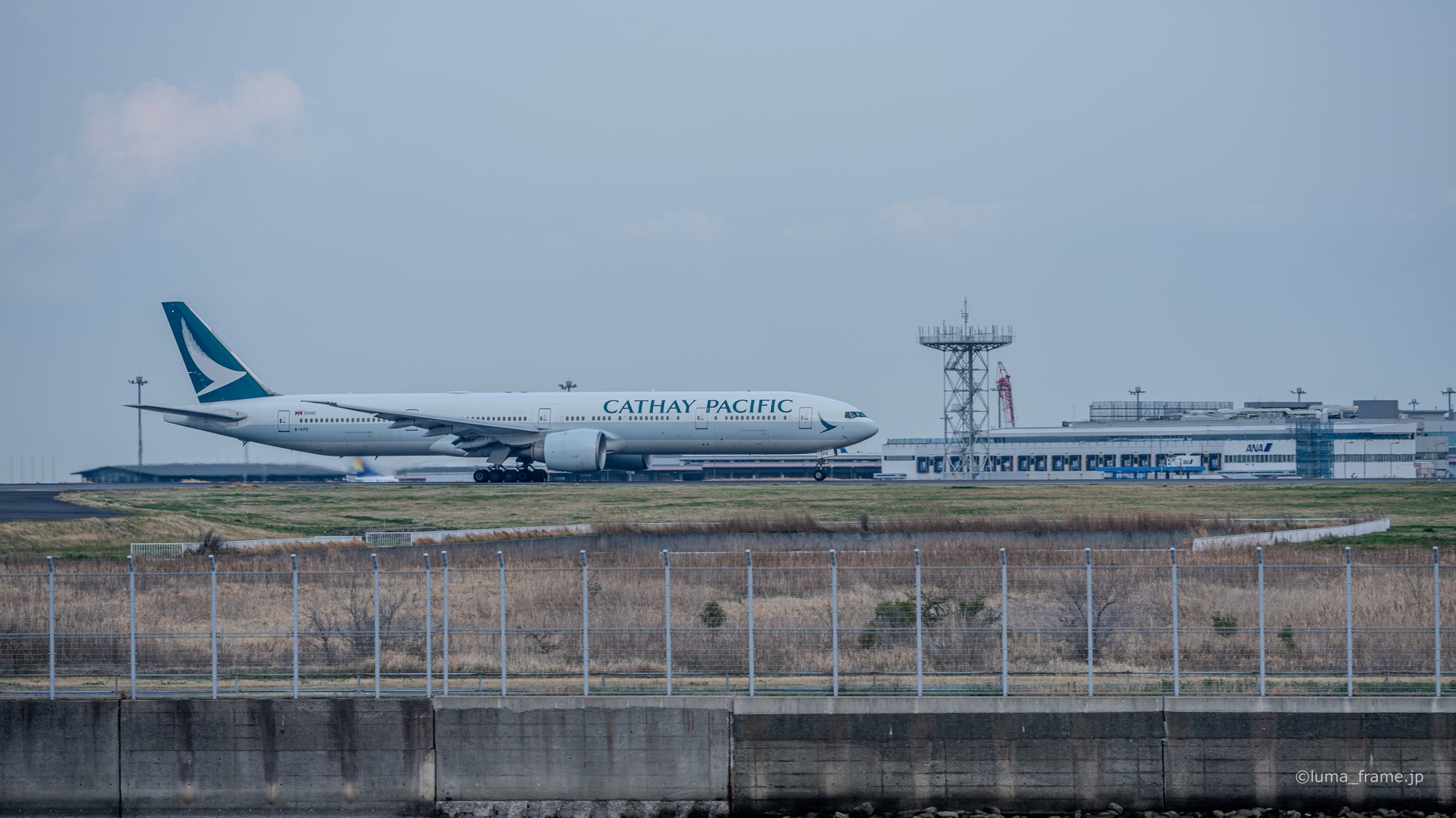キャセイの777 / 京浜島つばさ公園で撮影した航空写真。Cathay on the Runway (Nikon Z6III / LUMA Frame)