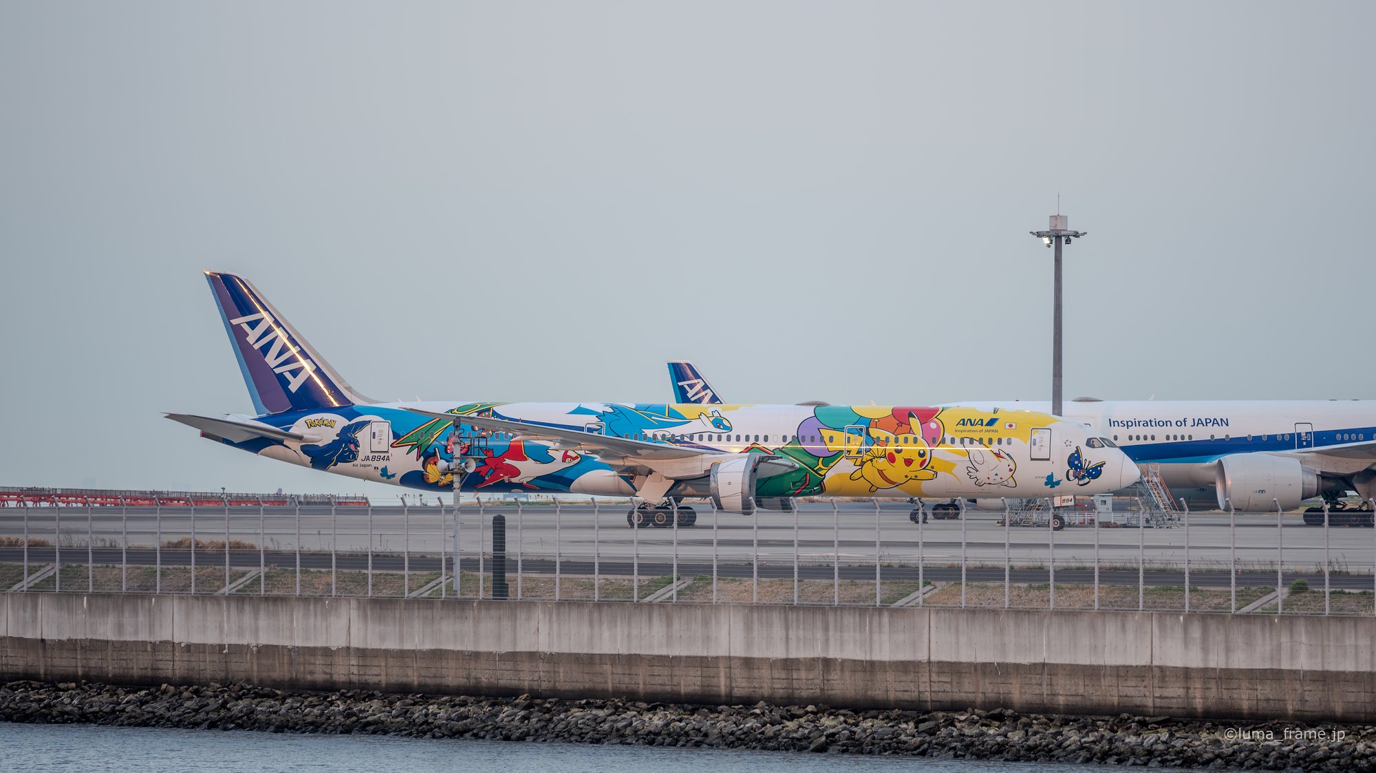 海辺のポケモンジェット / 京浜島つばさ公園で撮影した航空写真。Pokemon Jet by the Sea (Nikon Z6III / LUMA Frame)