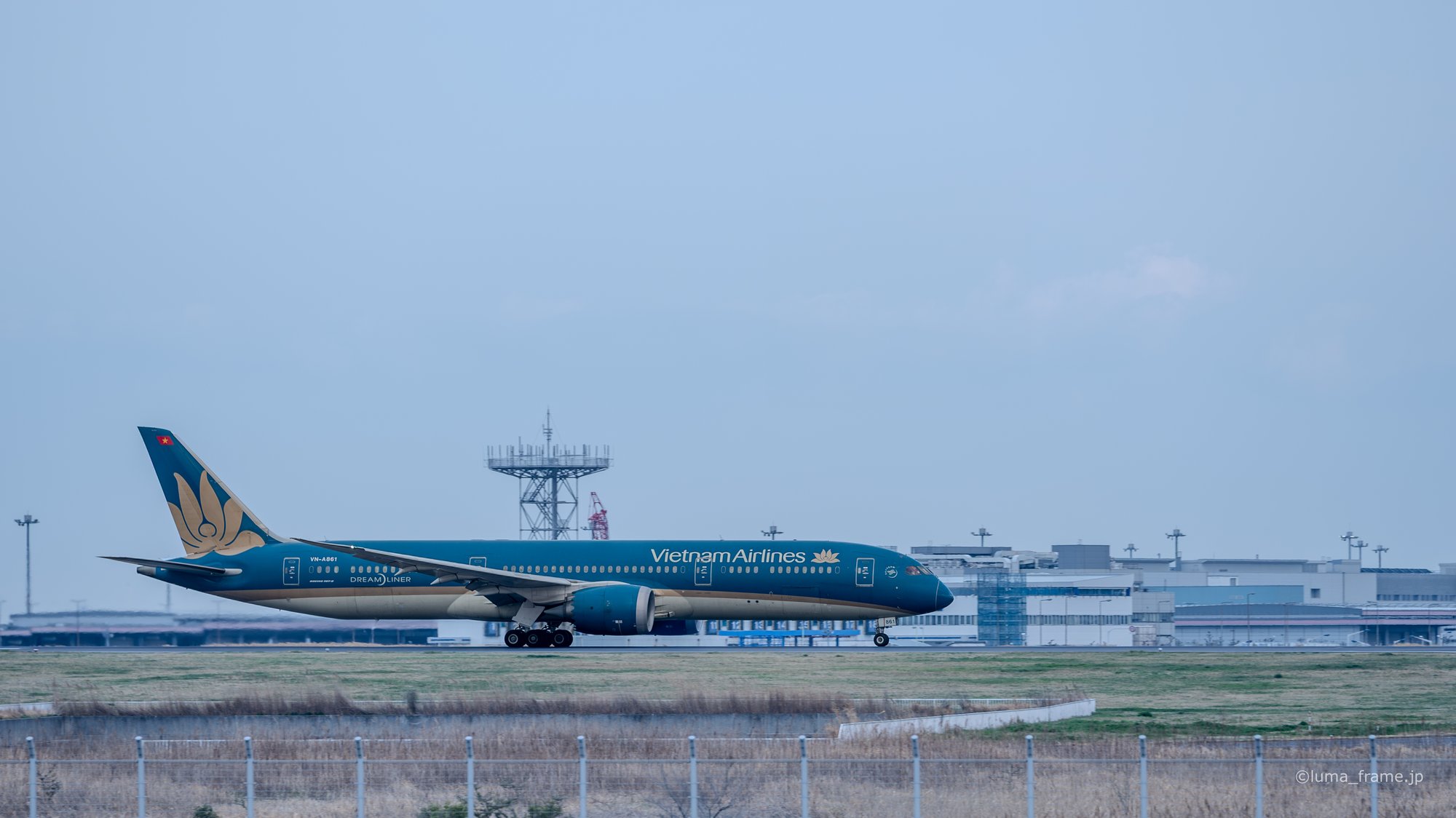 ベトナム航空 / 京浜島つばさ公園で撮影した航空写真。Vietnam Airlines (Nikon Z6III / LUMA Frame)