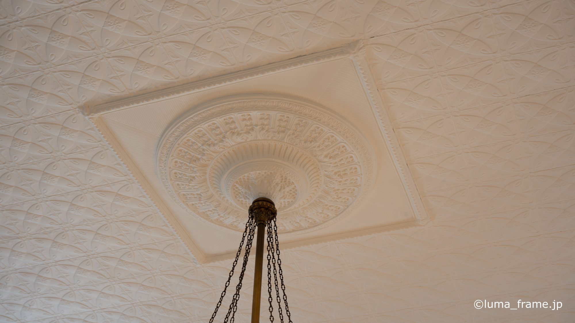 天井の意匠 / 札幌 北海道庁旧本庁舎で撮影した都市写真。Ceiling Ornament (Nikon Z6III / LUMA Frame)