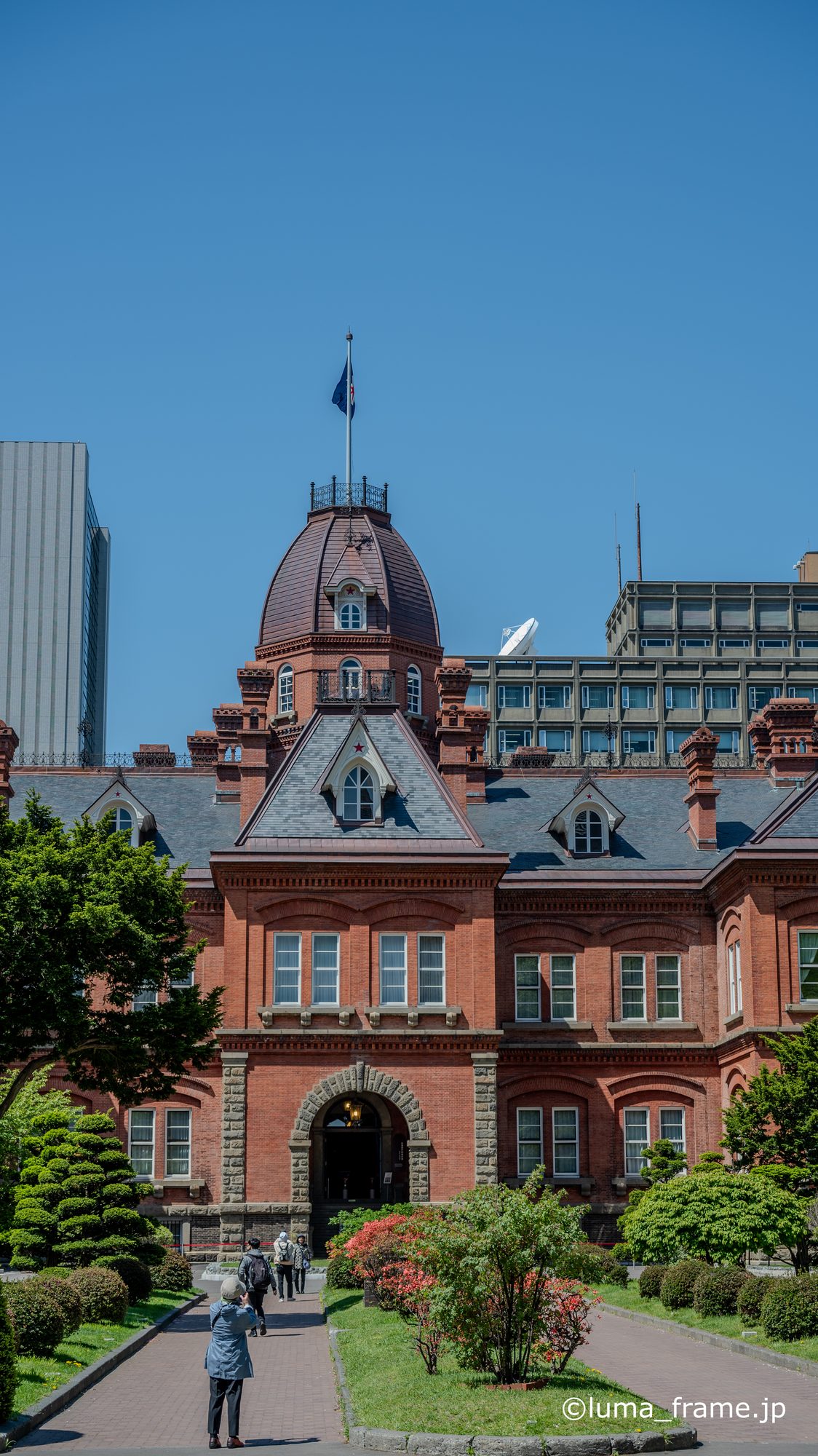 春の赤れんが / 札幌 北海道庁旧本庁舎で撮影した都市写真。Red Brick in Spring (Nikon Z6III / LUMA Frame)