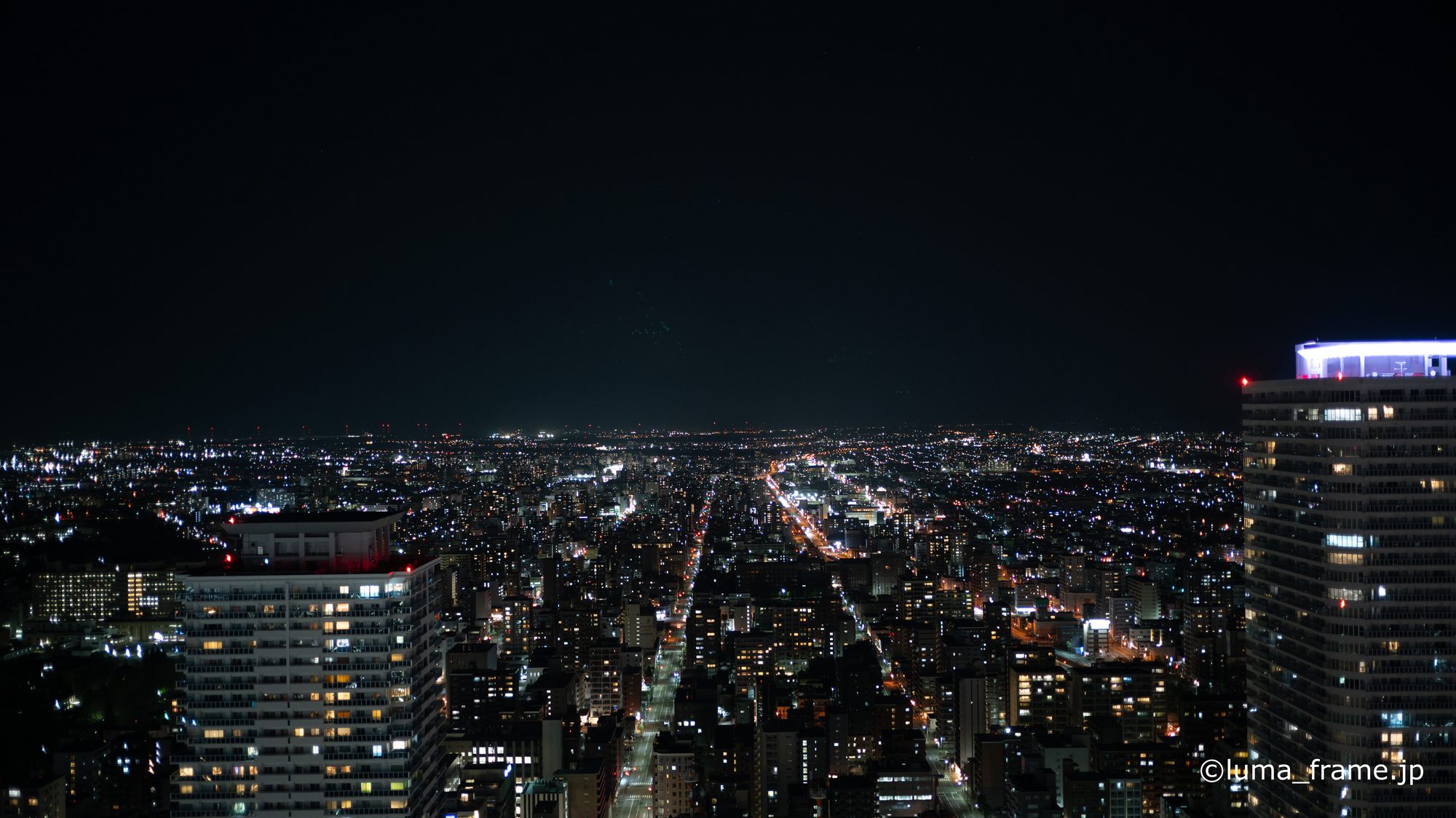 遠くの灯 / 札幌 JRタワーで撮影した都市写真。Distant Lights (Nikon Z6III / LUMA Frame)